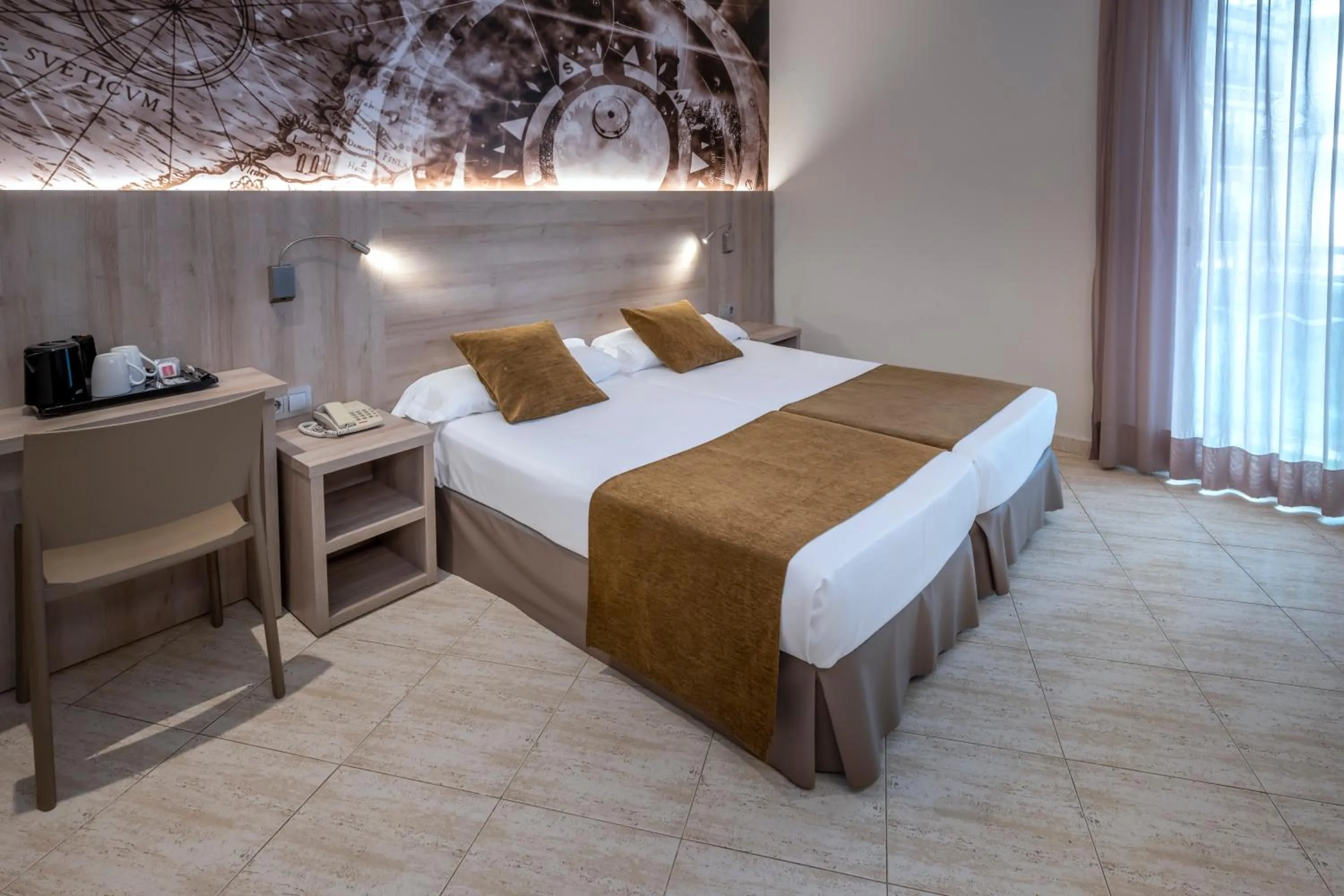 Photo of the whole room, Bed in GHT Maritim