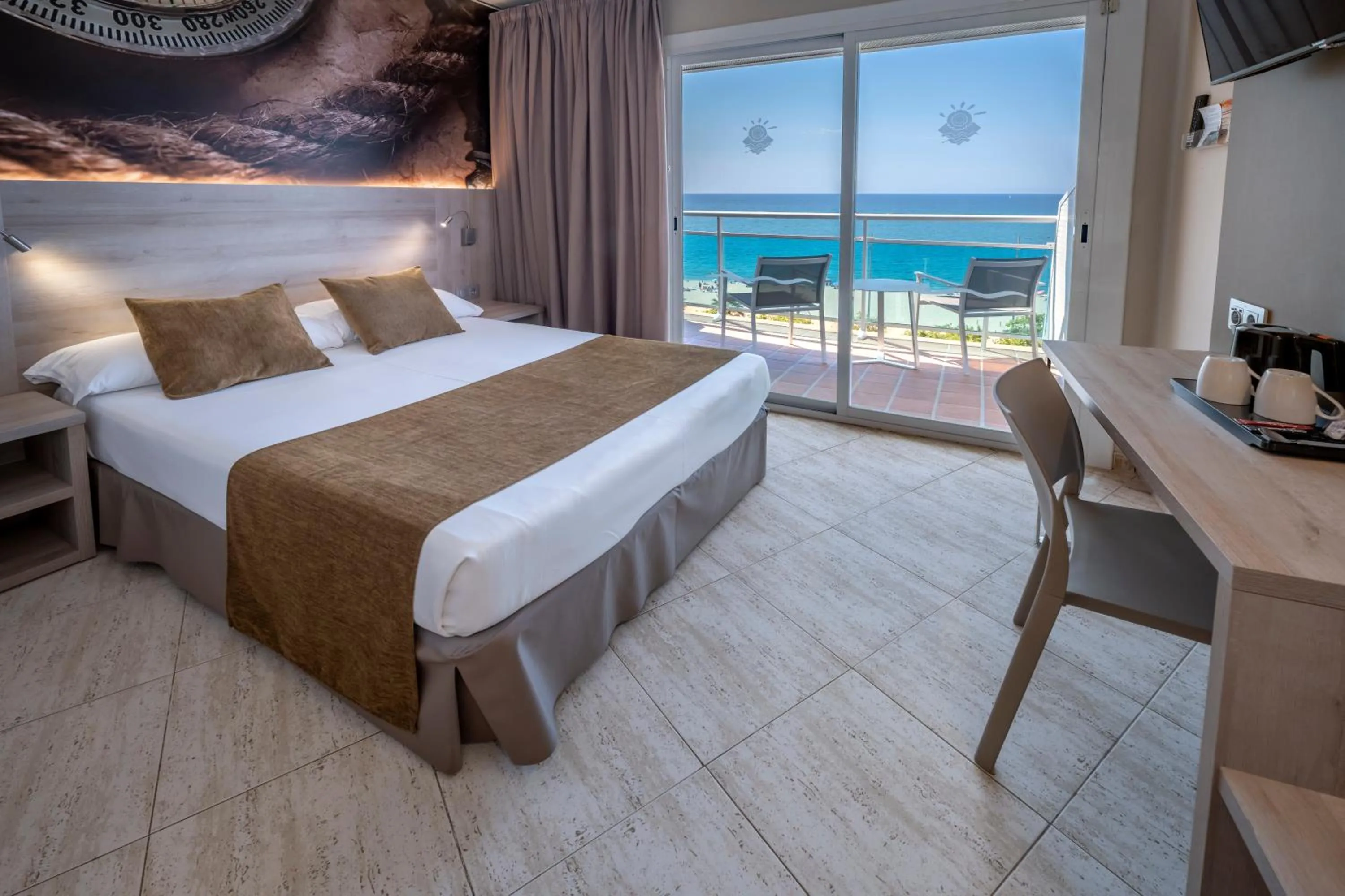 Photo of the whole room, Bed in GHT Maritim