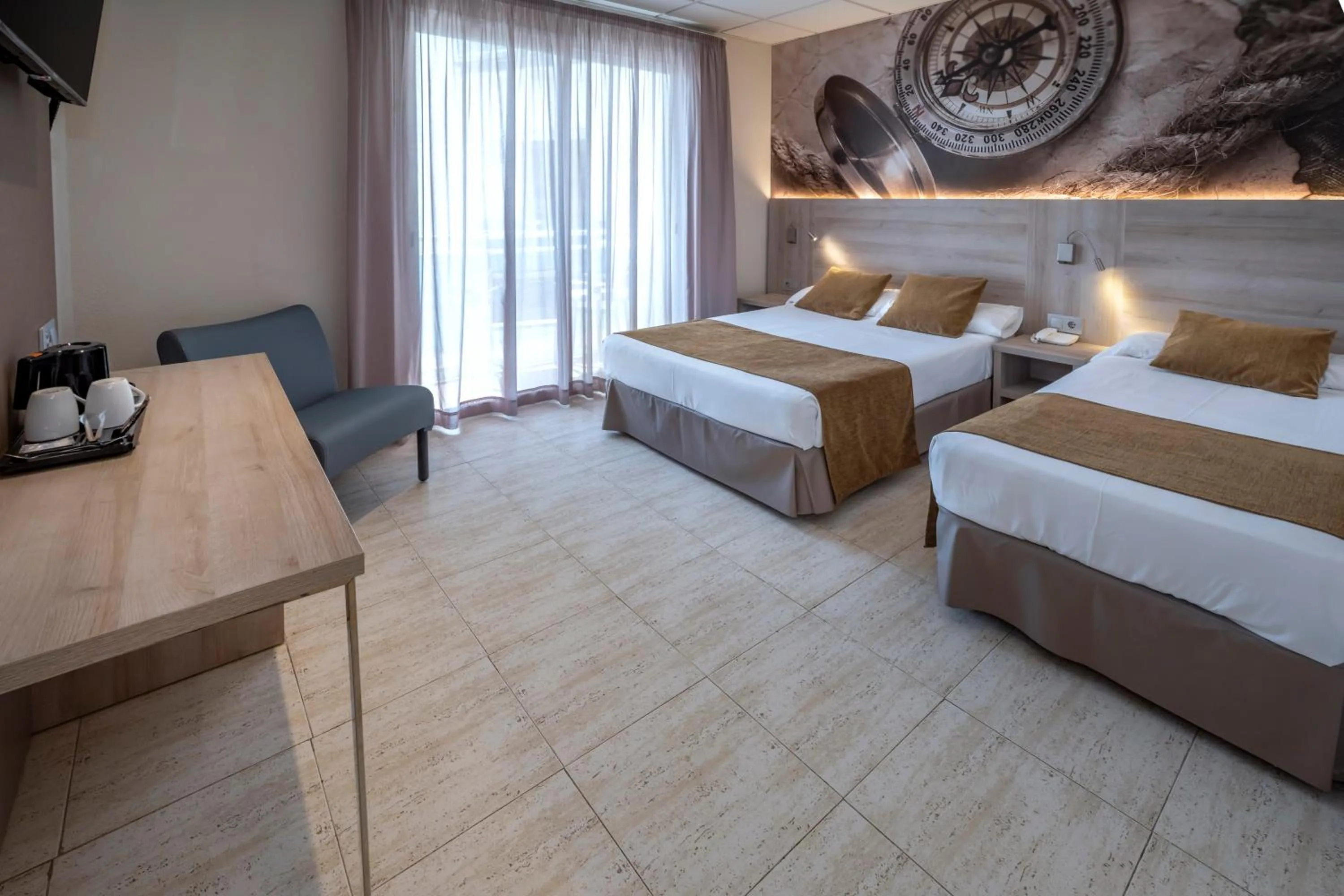 Photo of the whole room, Bed in GHT Maritim