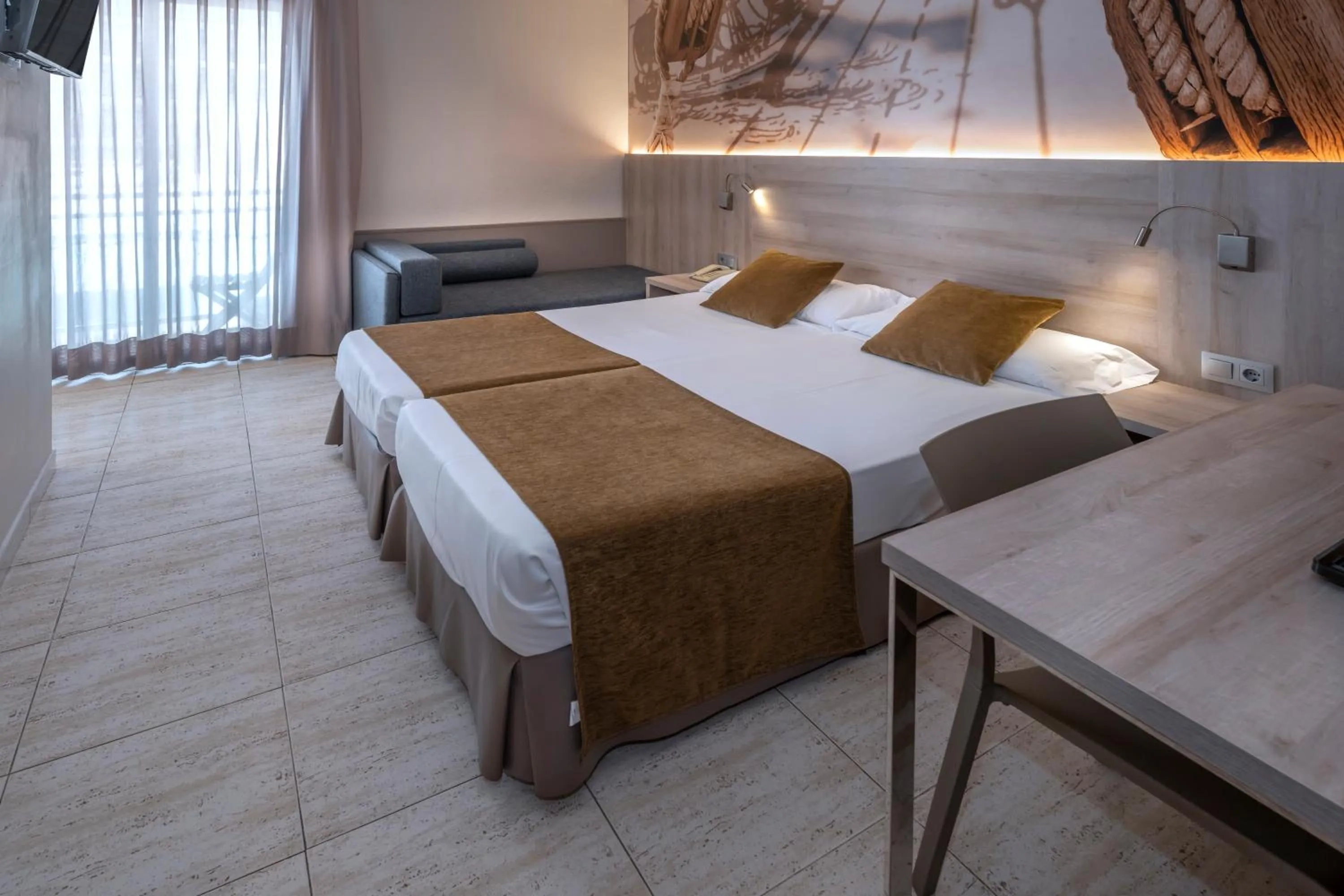 Photo of the whole room, Bed in GHT Maritim