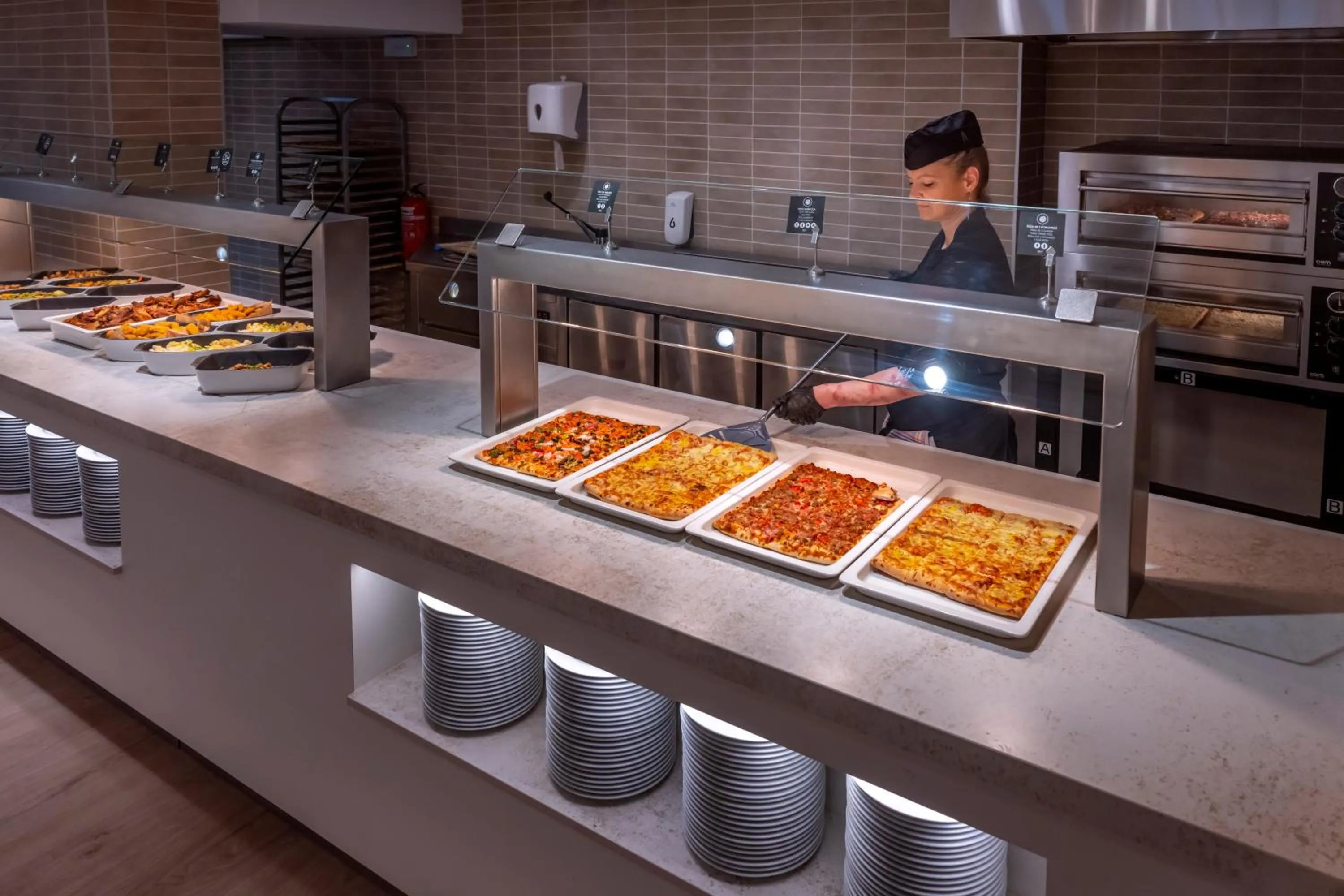 Restaurant/places to eat in GHT Oasis Park & Spa