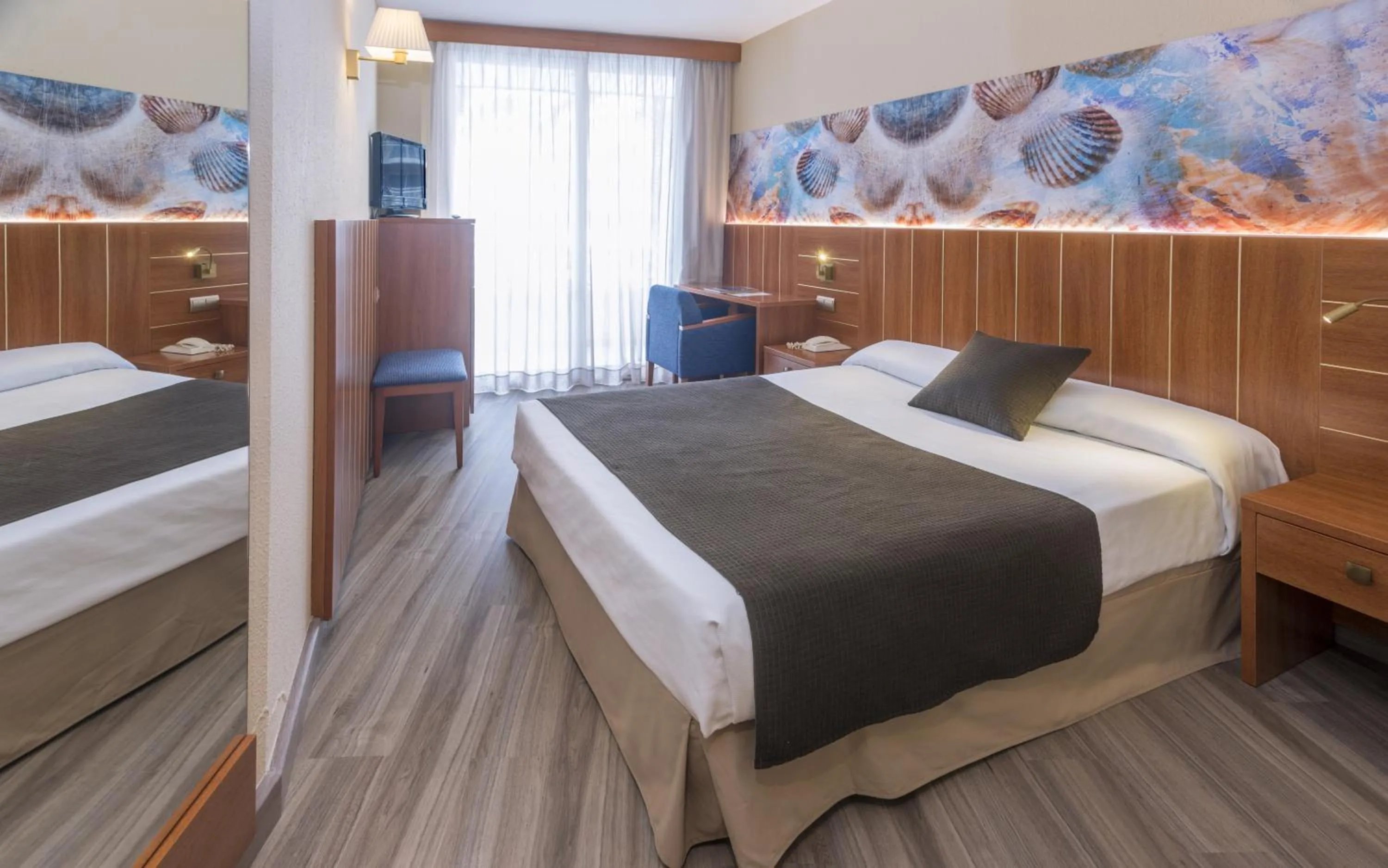 Photo of the whole room, Bed in GHT Aquarium & Spa