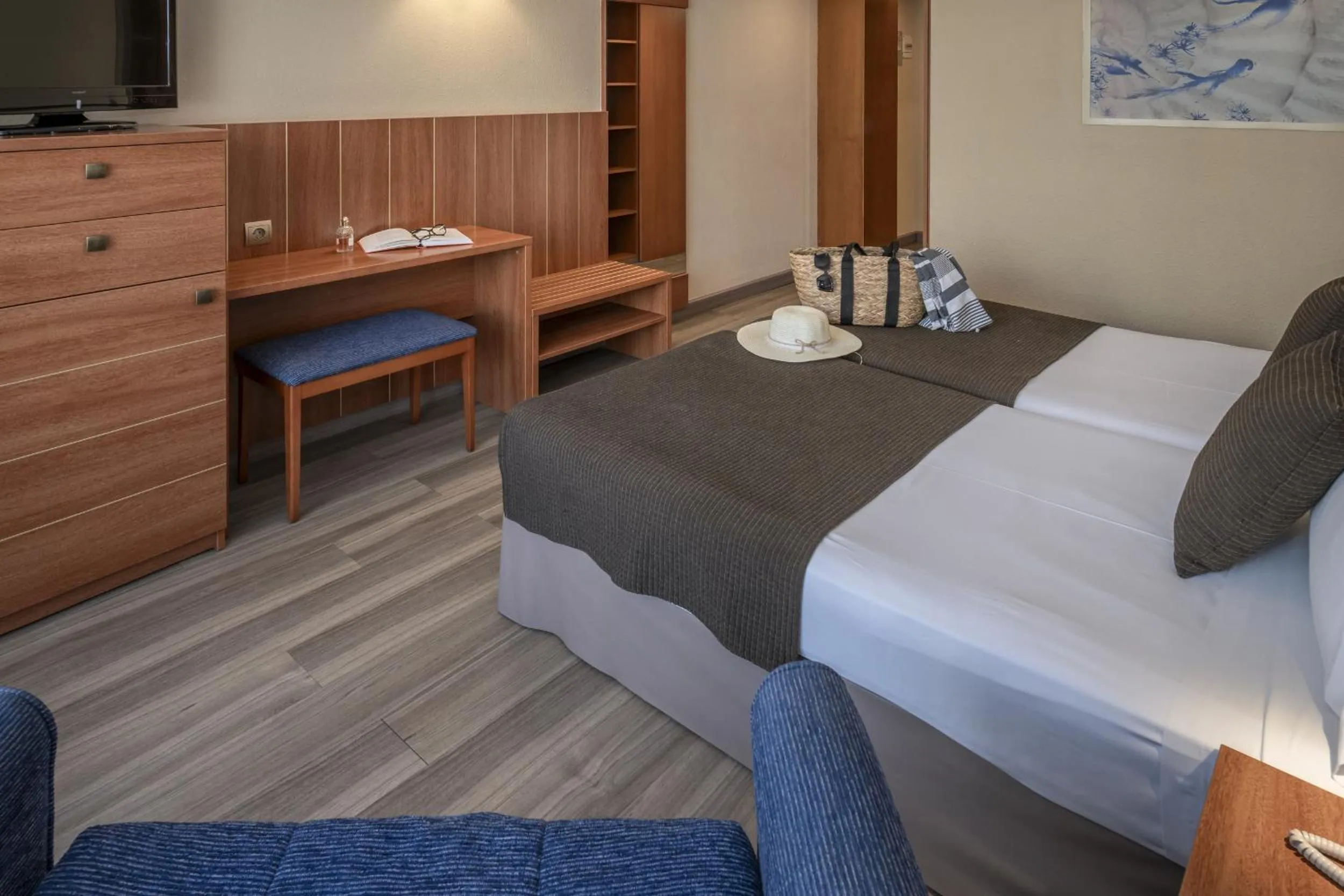 Photo of the whole room, Bed in GHT Aquarium & Spa