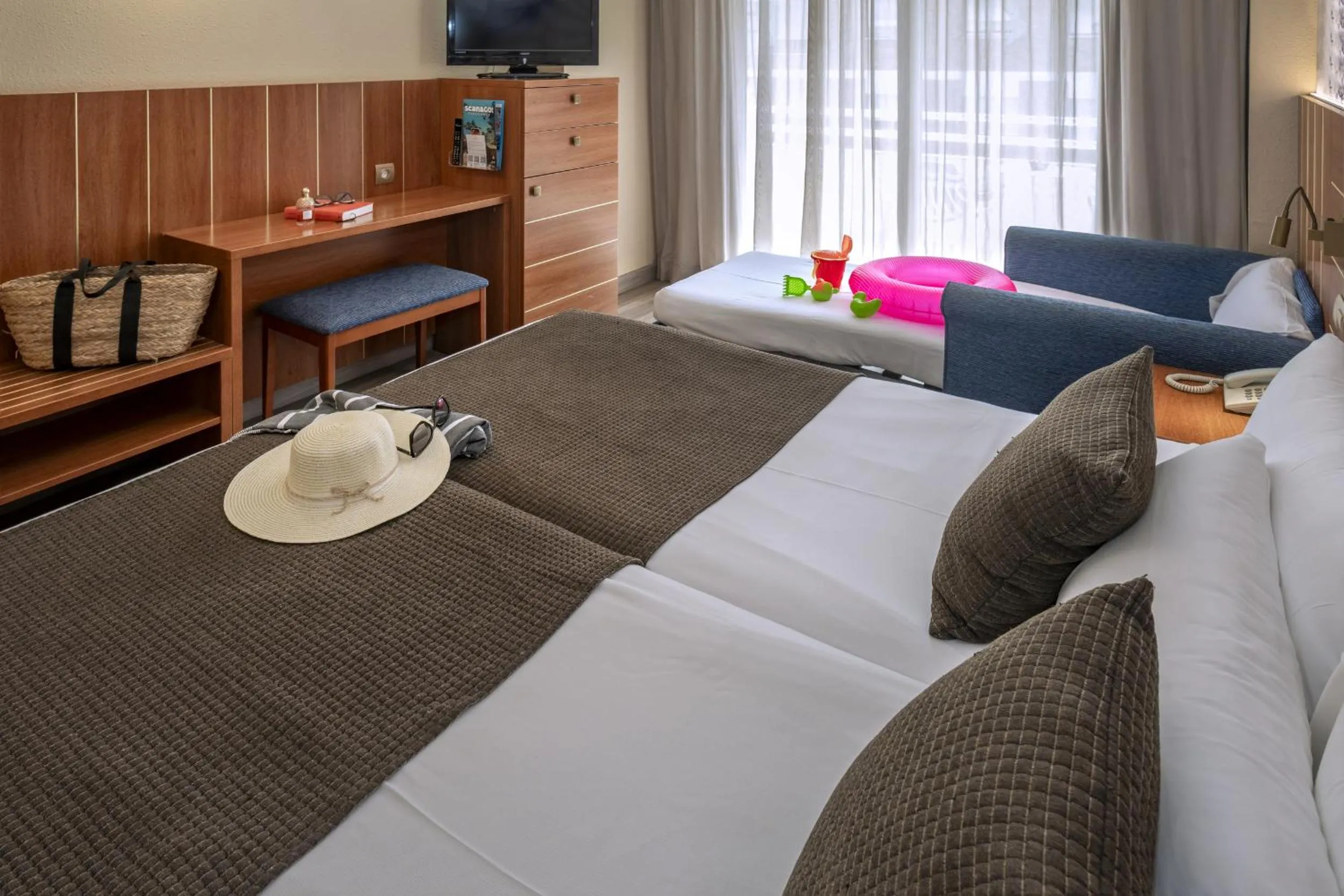 Photo of the whole room, Bed in GHT Aquarium & Spa