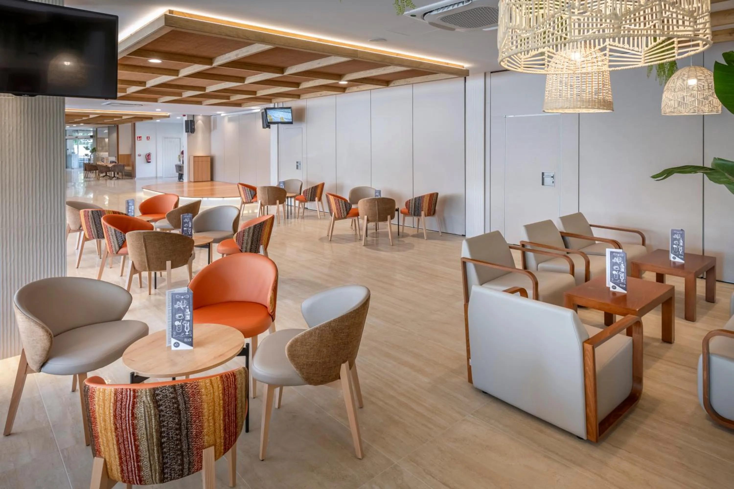 Lounge or bar in GHT Oasis Tossa & Spa