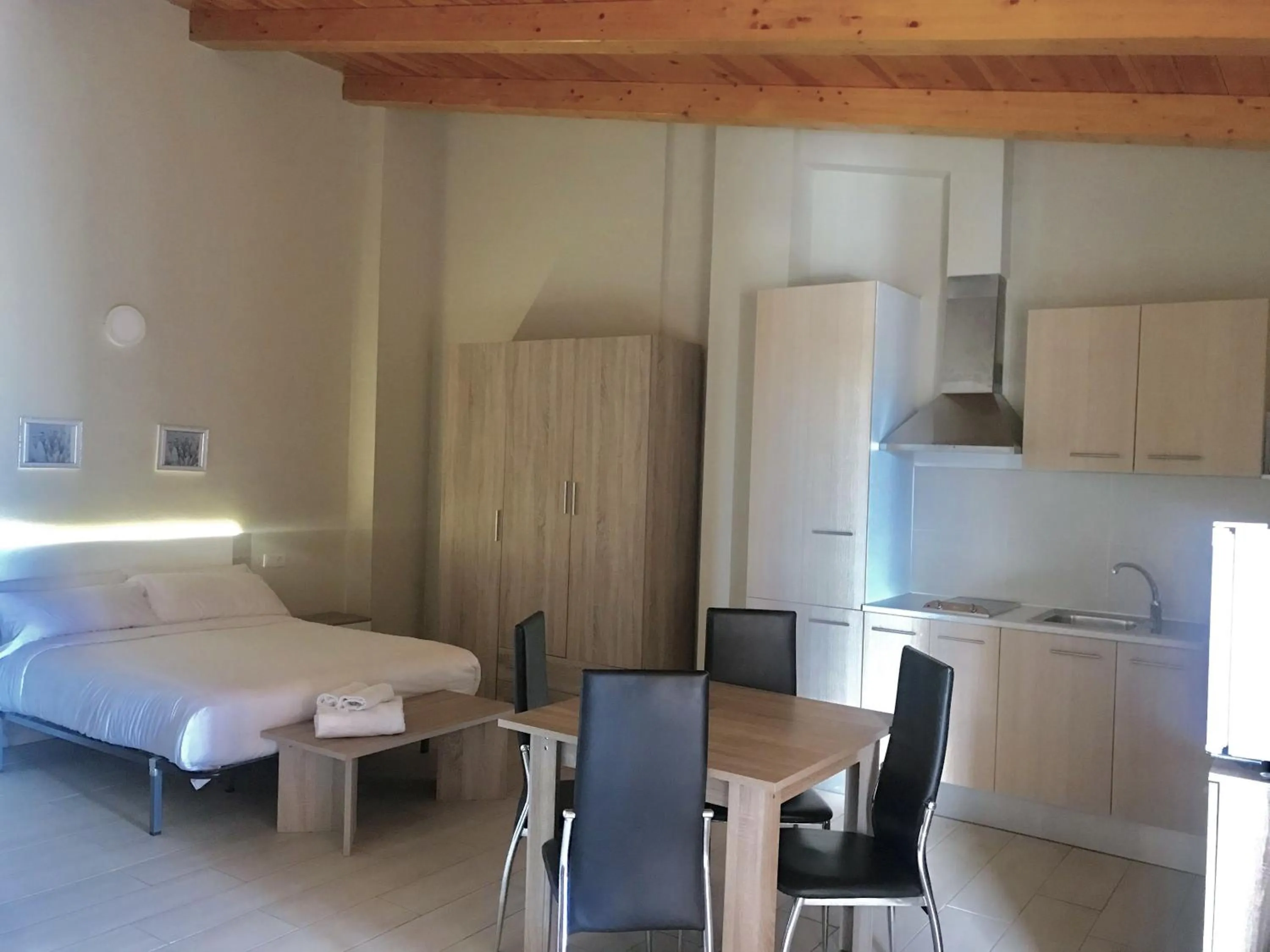 Coffee/tea facilities, Bed in Apartamentos Giuliano