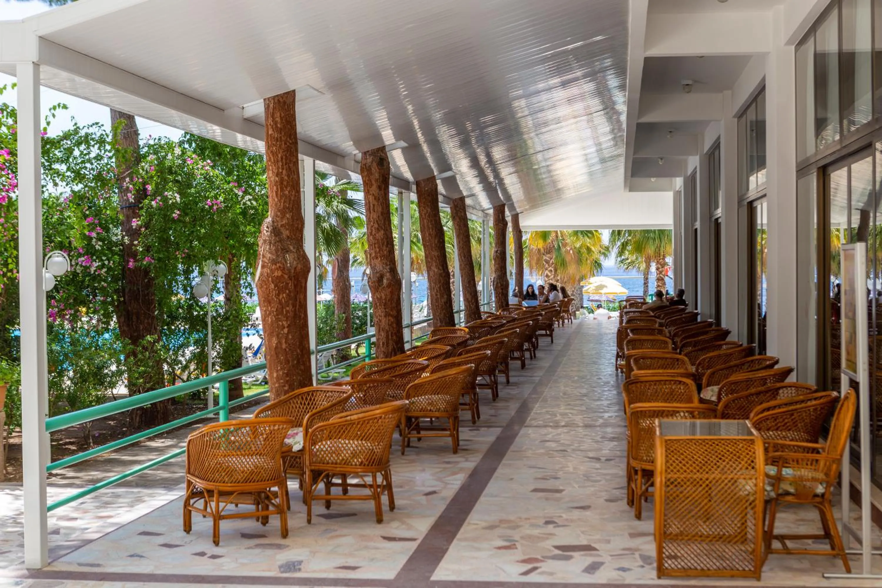 Restaurant/places to eat in Hotel Grand Efe