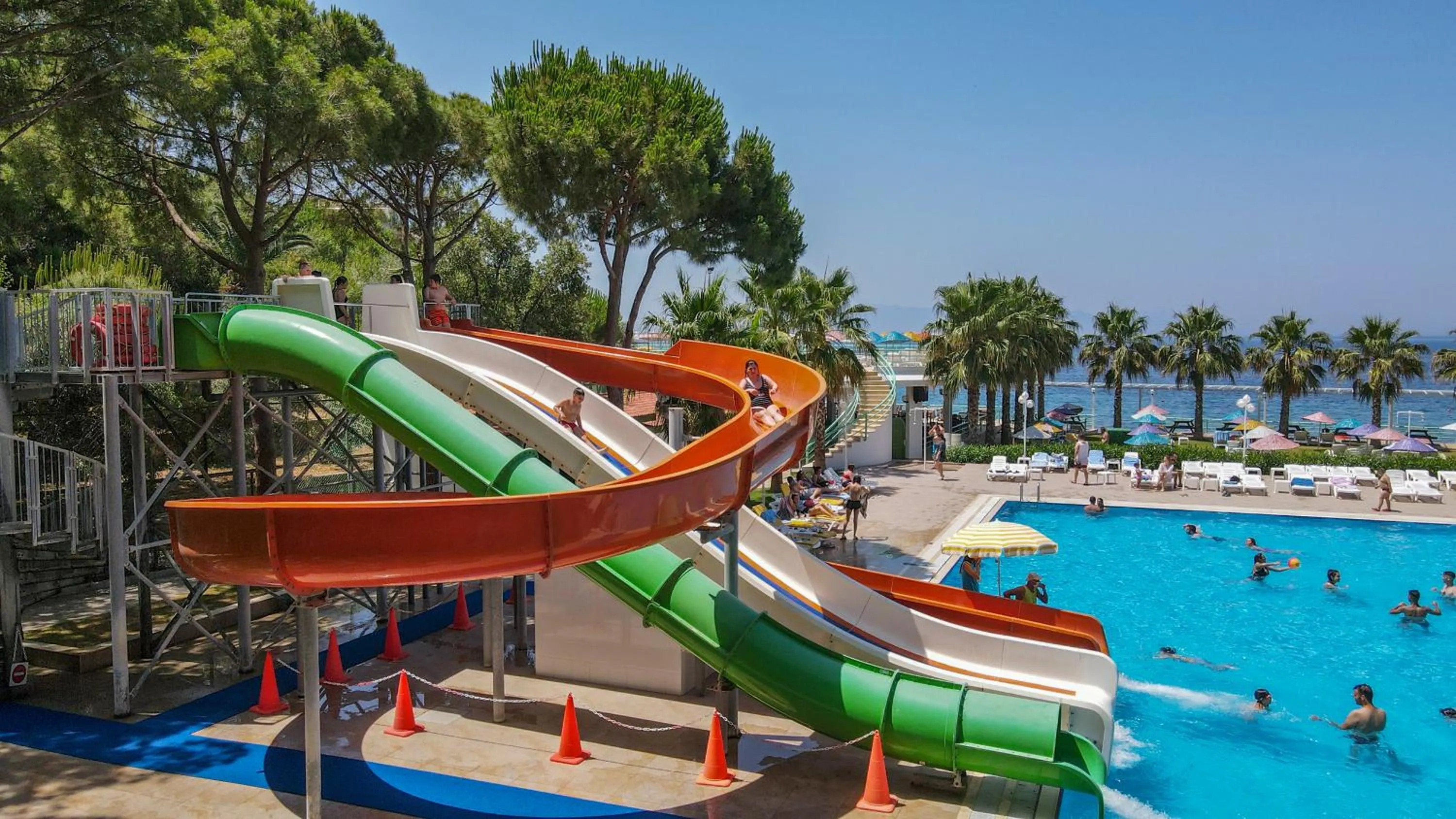 Swimming pool in Hotel Grand Efe