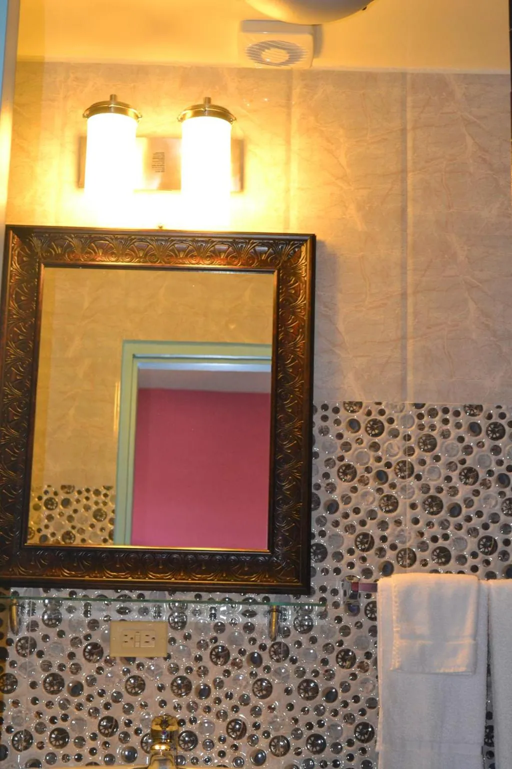 Bathroom in Montecristo Inn