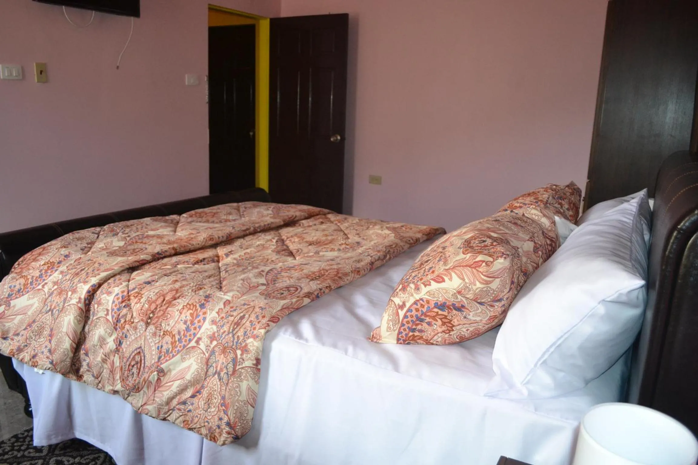 Bedroom, Bed in Montecristo Inn