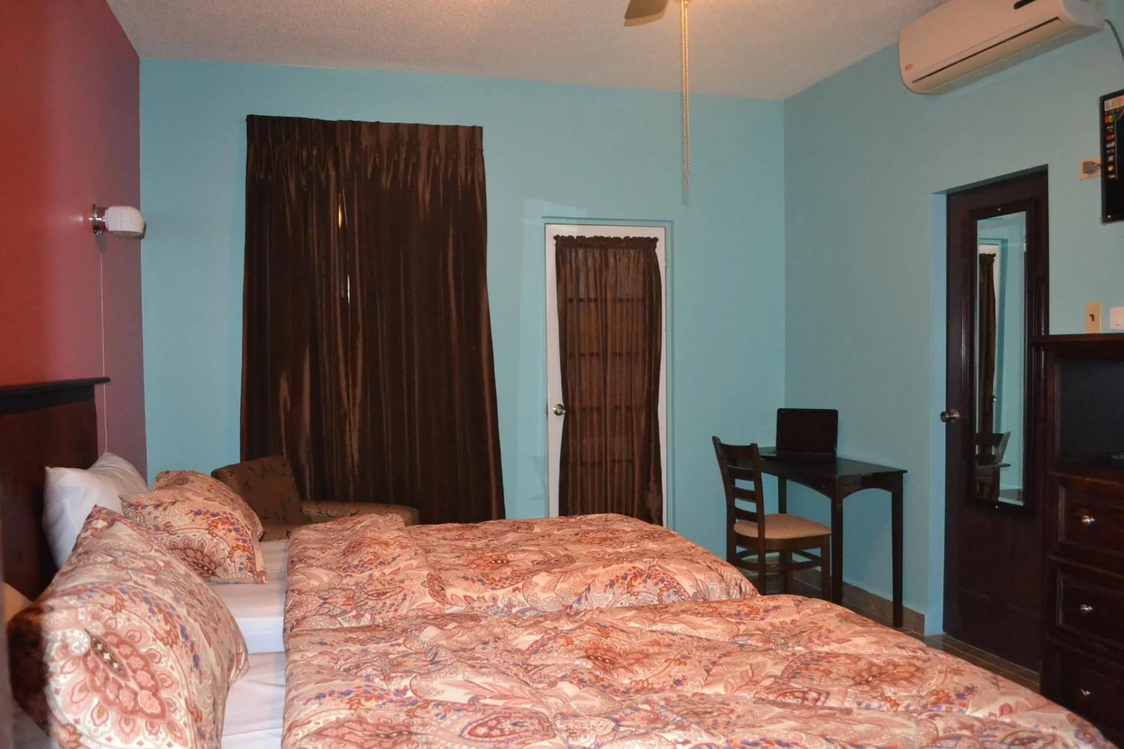 Bedroom, Bed in Montecristo Inn