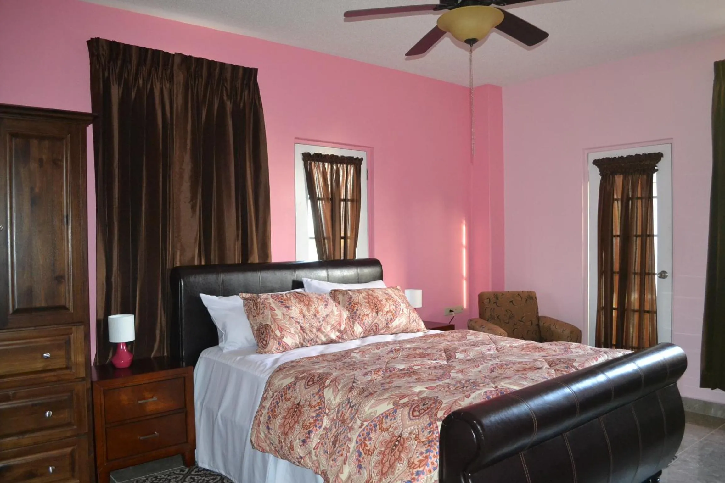 Bed in Montecristo Inn