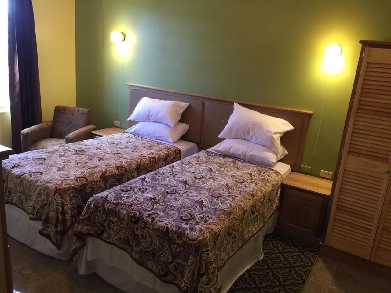 Bed in Montecristo Inn