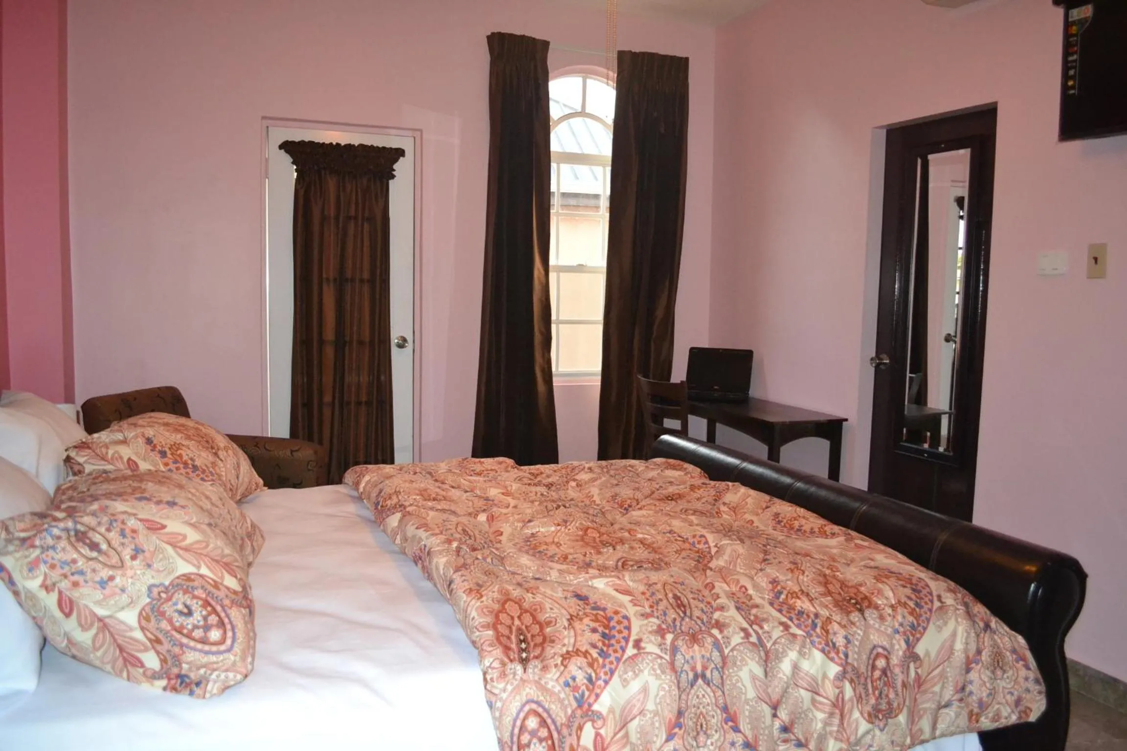 Bedroom, Bed in Montecristo Inn