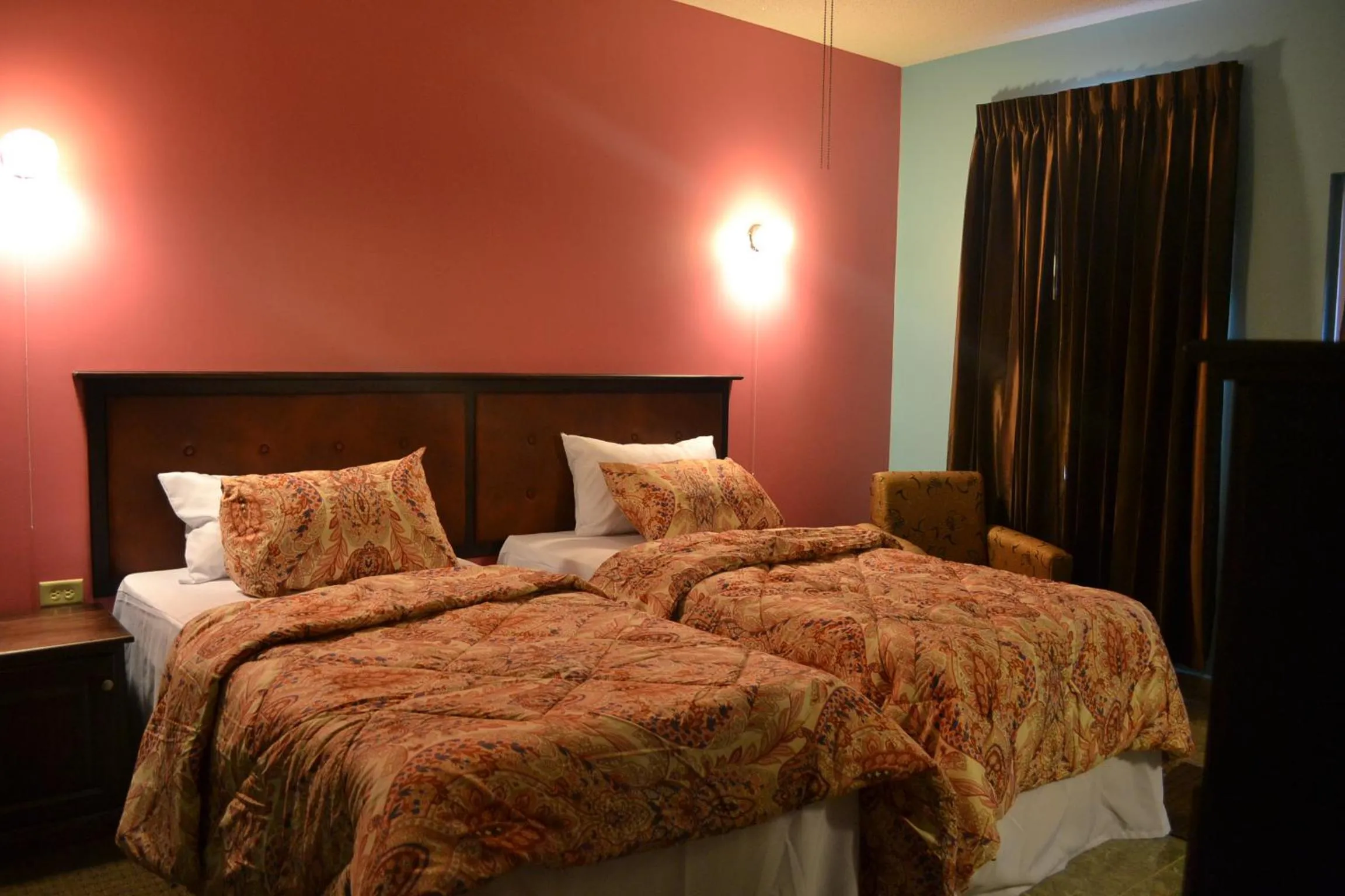 Bed in Montecristo Inn