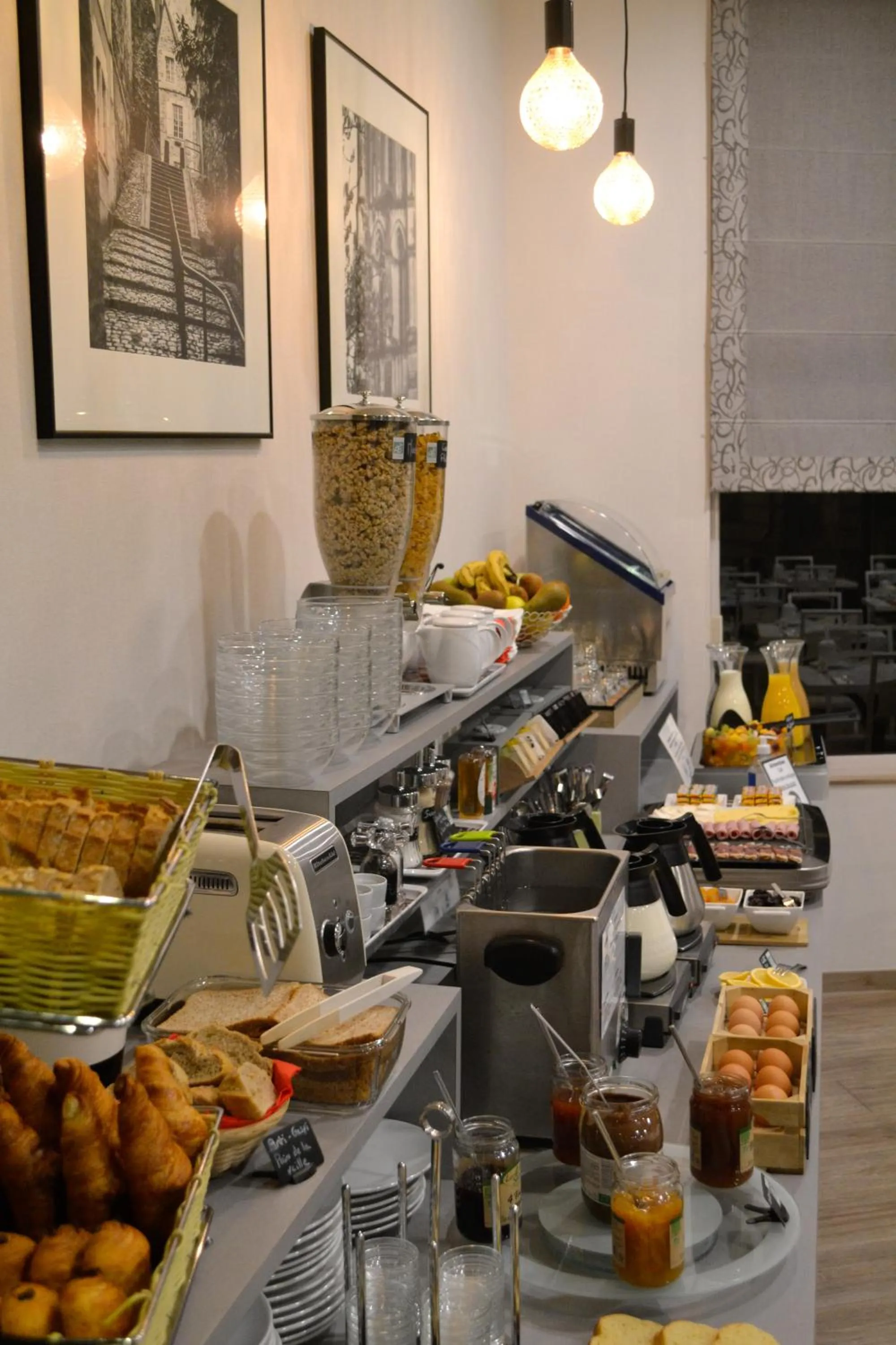 Restaurant/places to eat in Hotel Continental