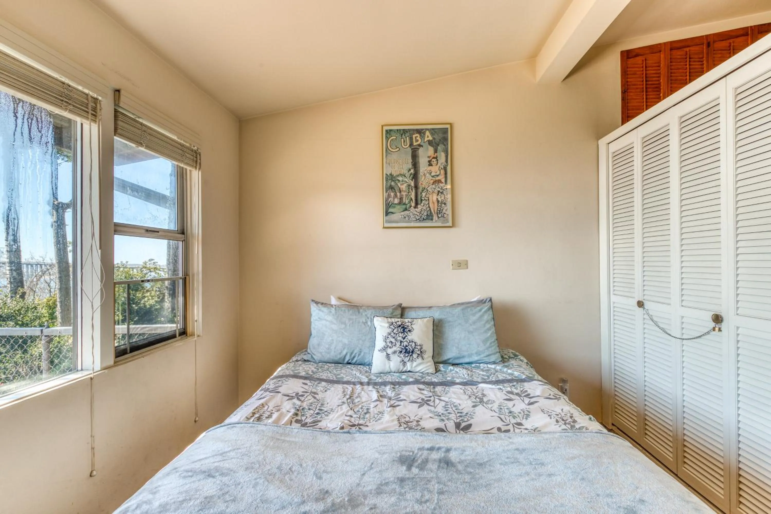 Bed in The Bridge and Balcony