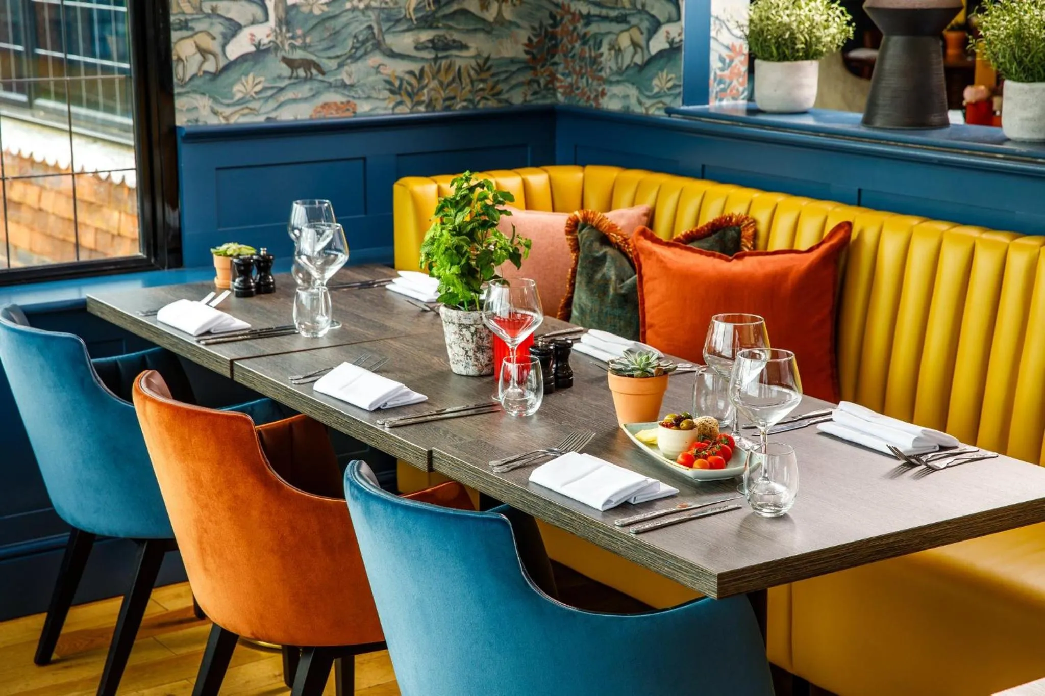 Restaurant/places to eat in voco Lythe Hill Hotel & Spa by IHG