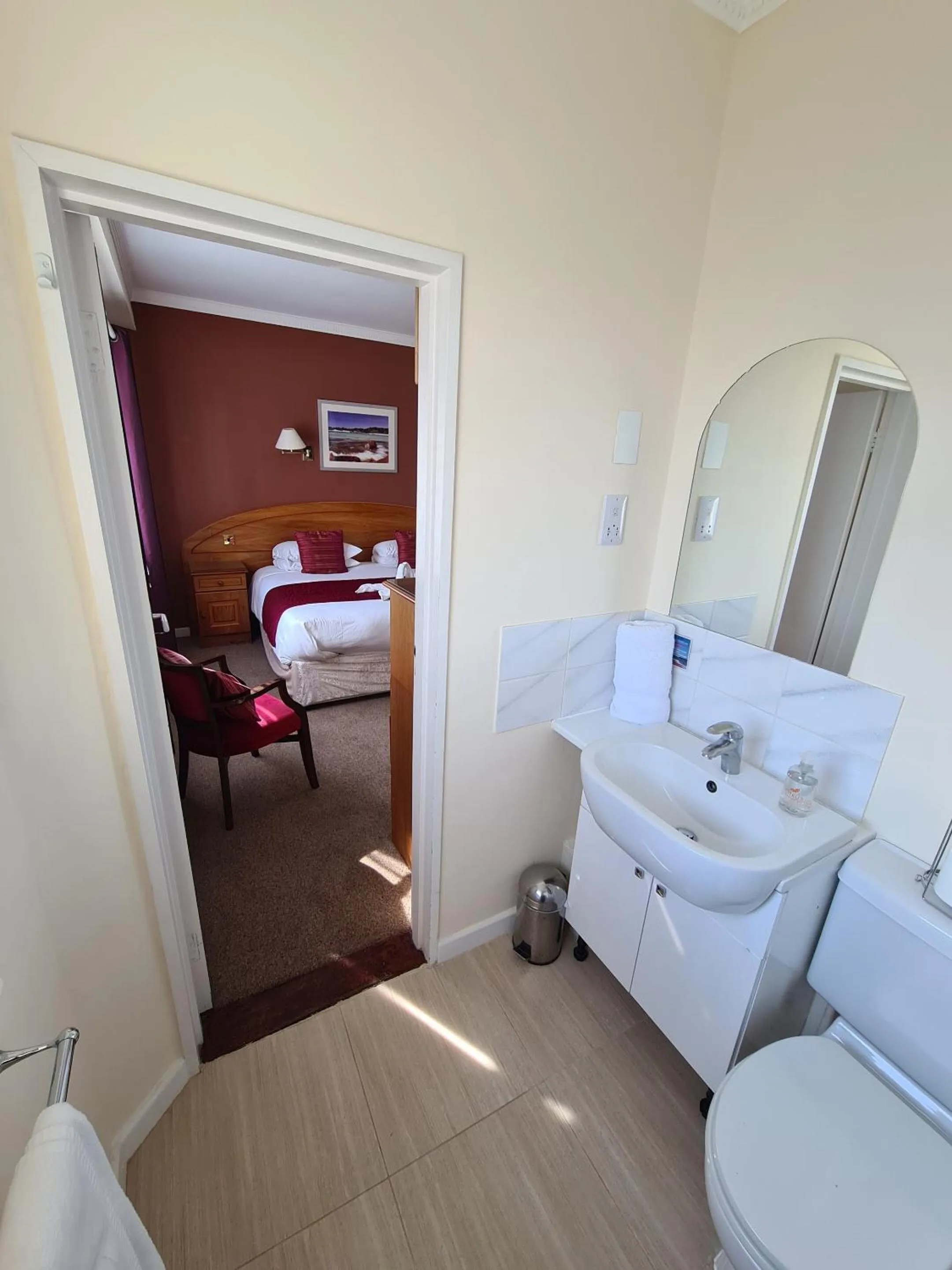 Bathroom, Bed in Marina Metro Hotel