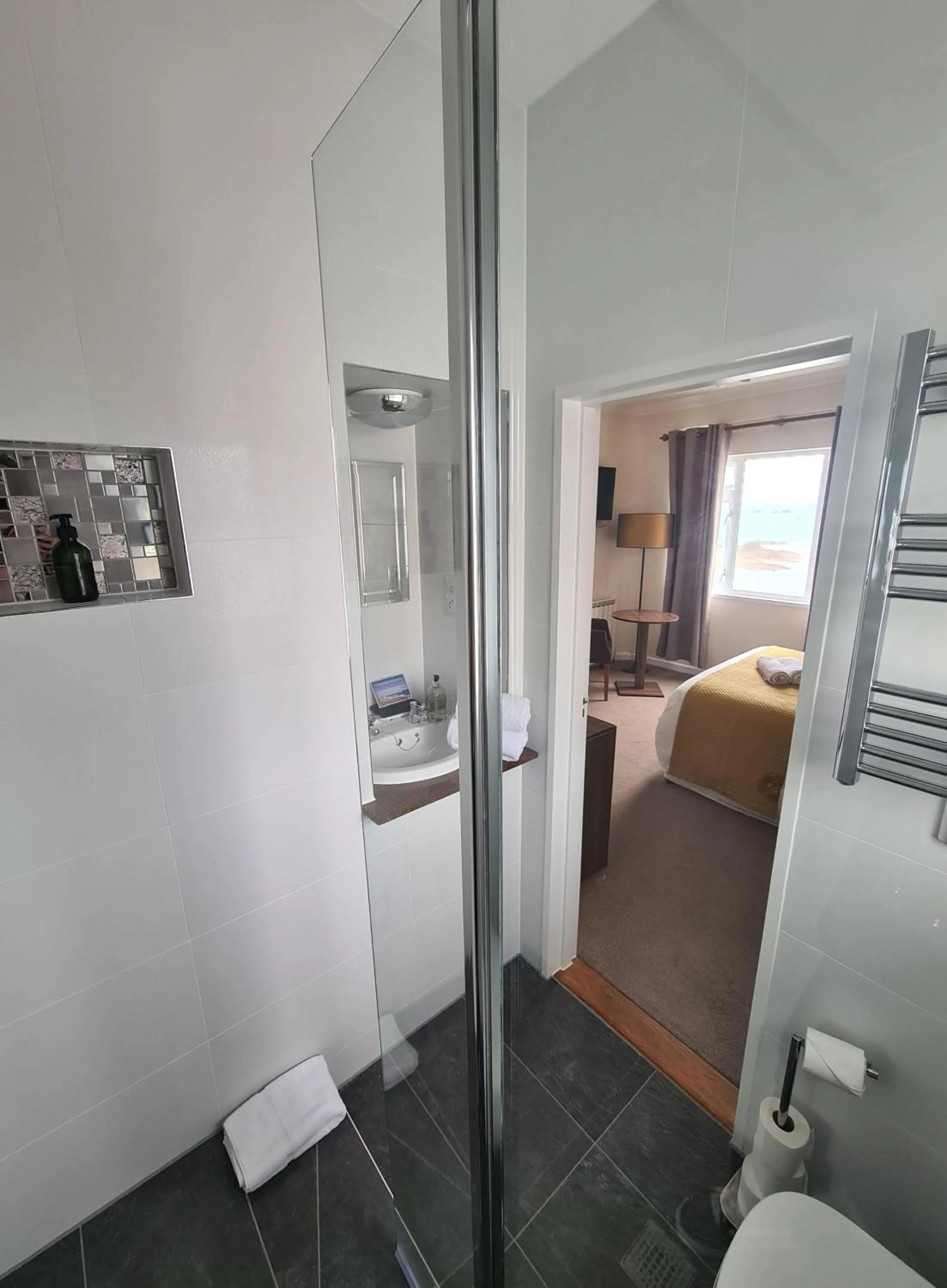 Bathroom, Bed in Marina Metro Hotel