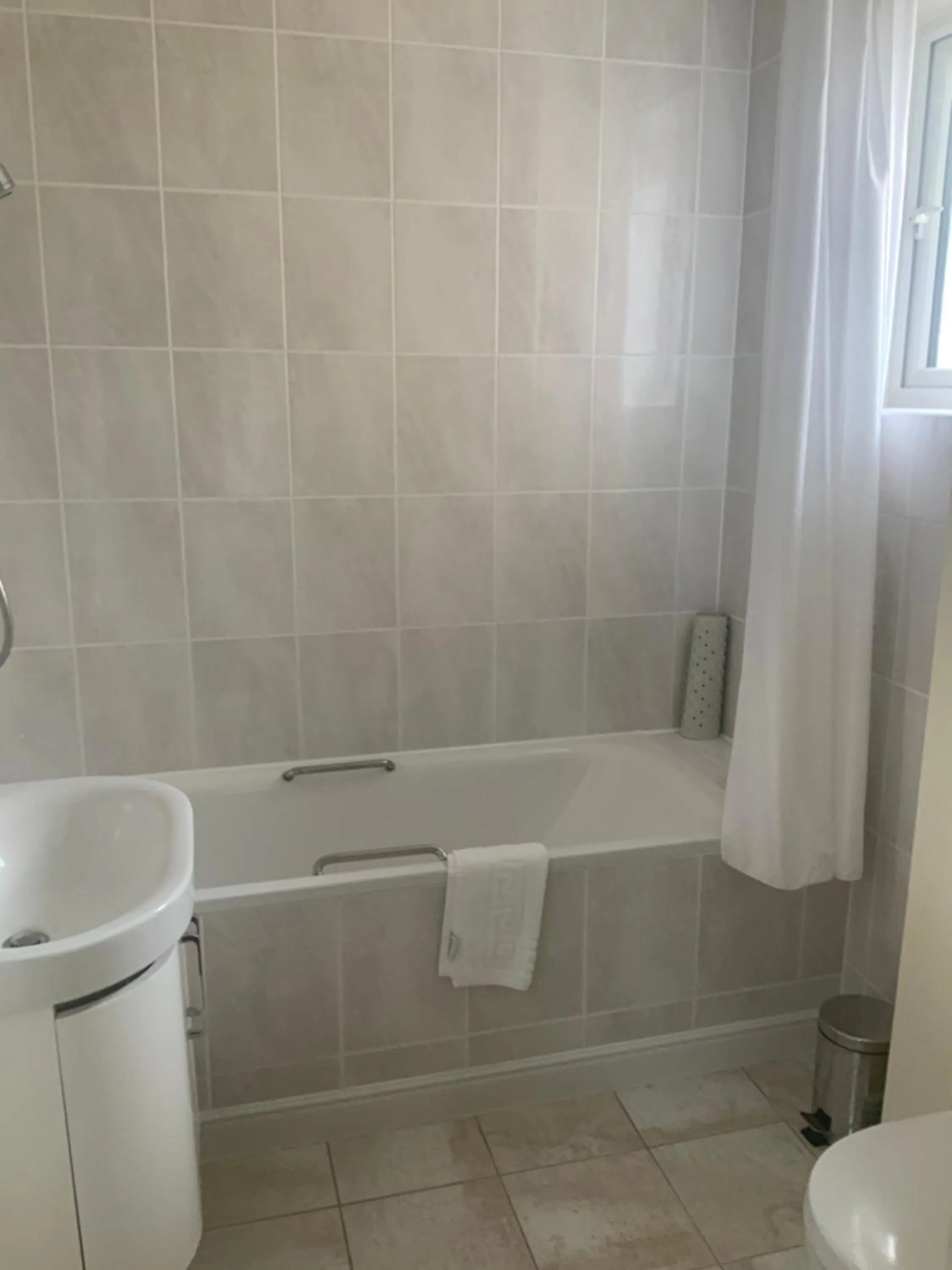 Bathroom in Marina Metro Hotel