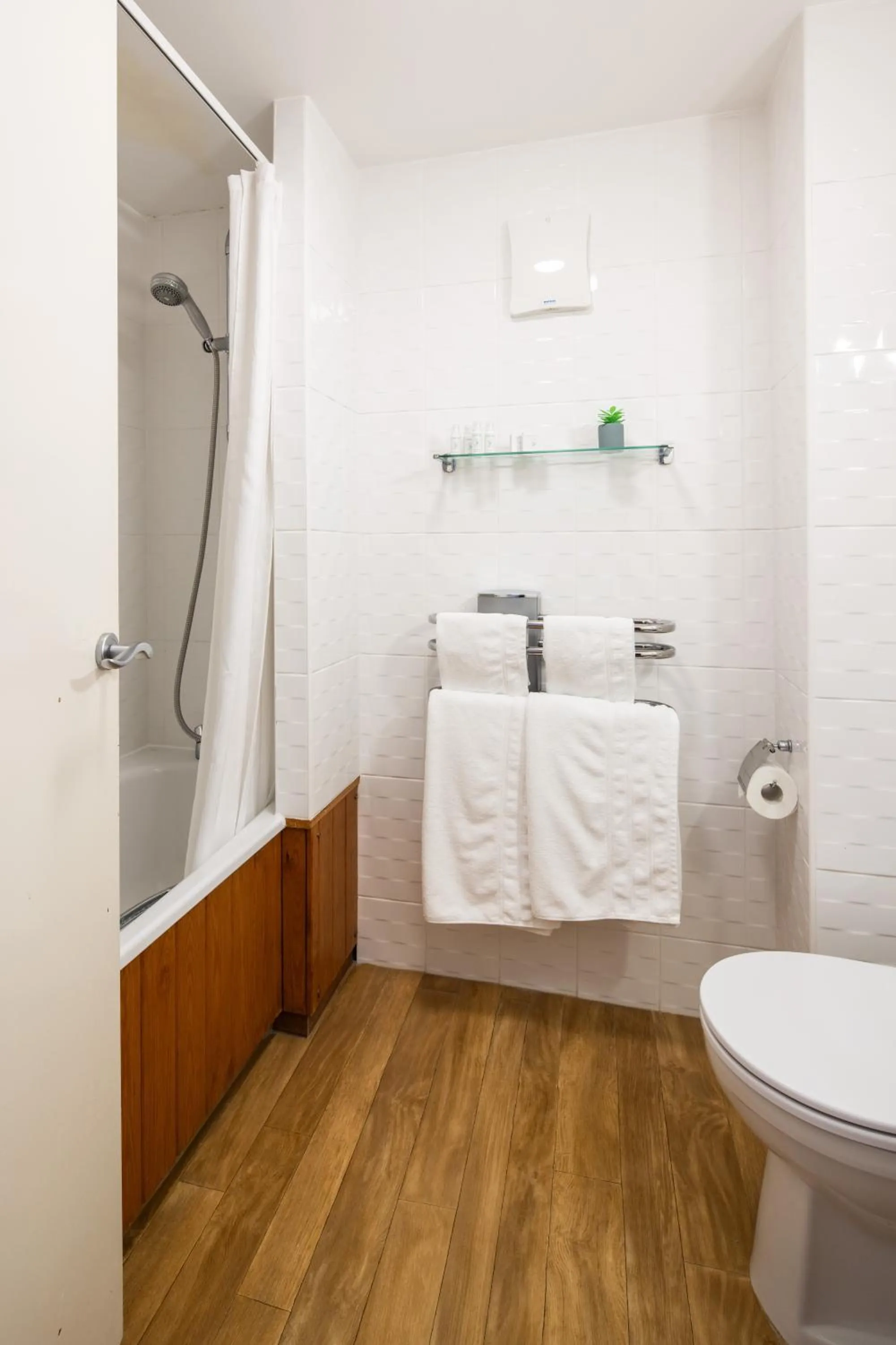 Bed in The Norfolk Lodge Hotel