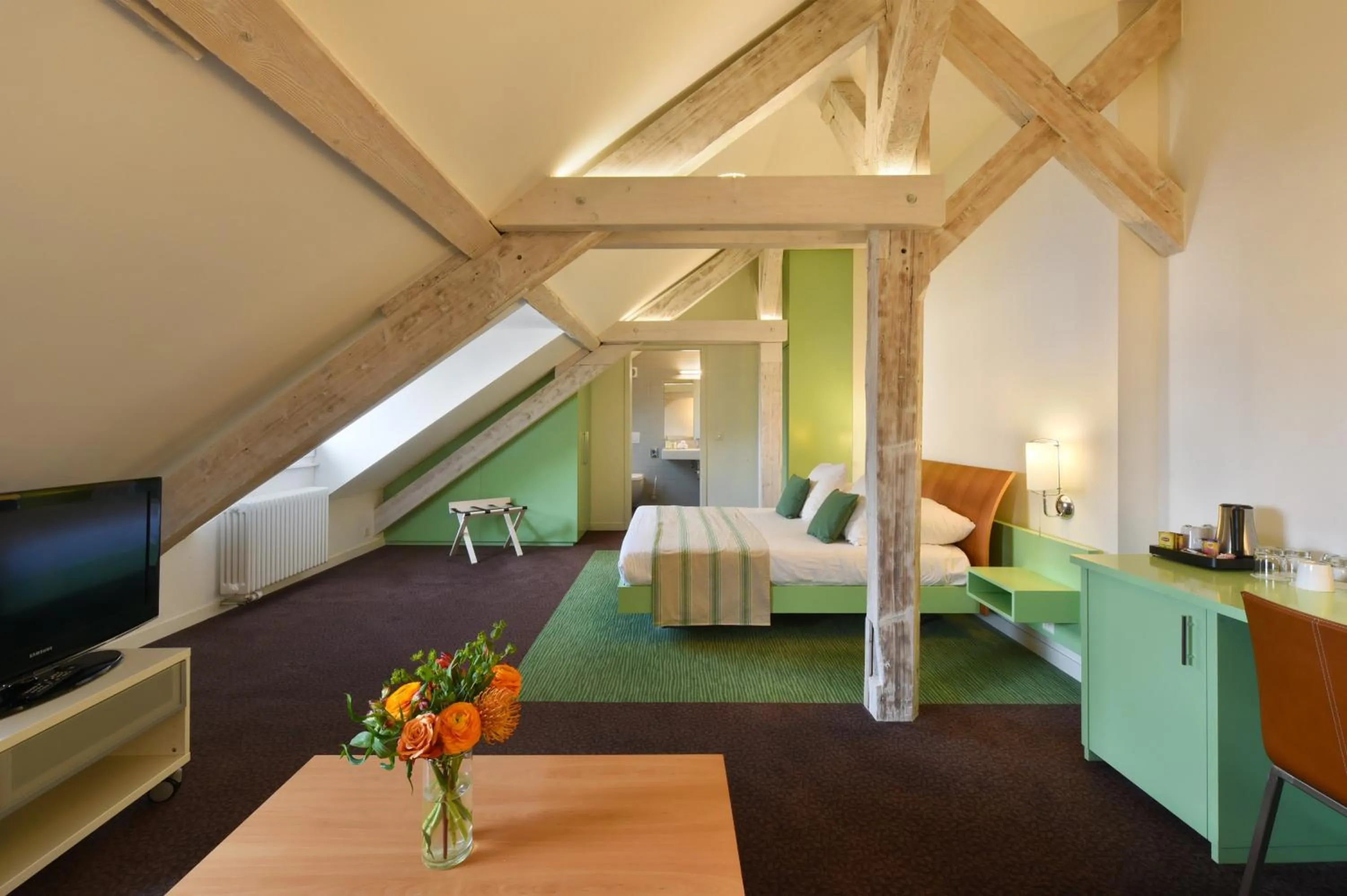 Photo of the whole room, Bed in Hotel International & Terminus