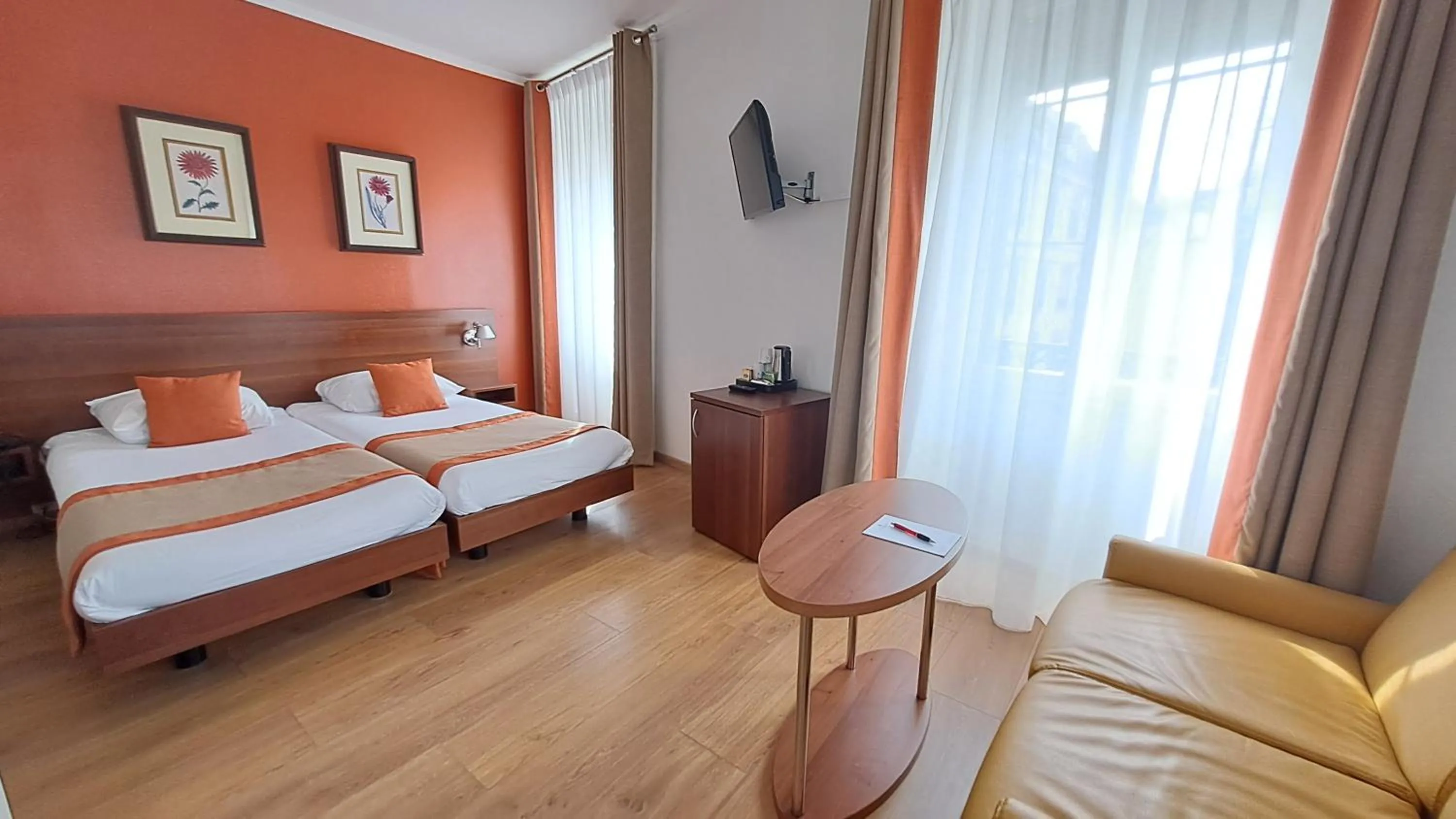 Bedroom, Bed in Hotel International & Terminus