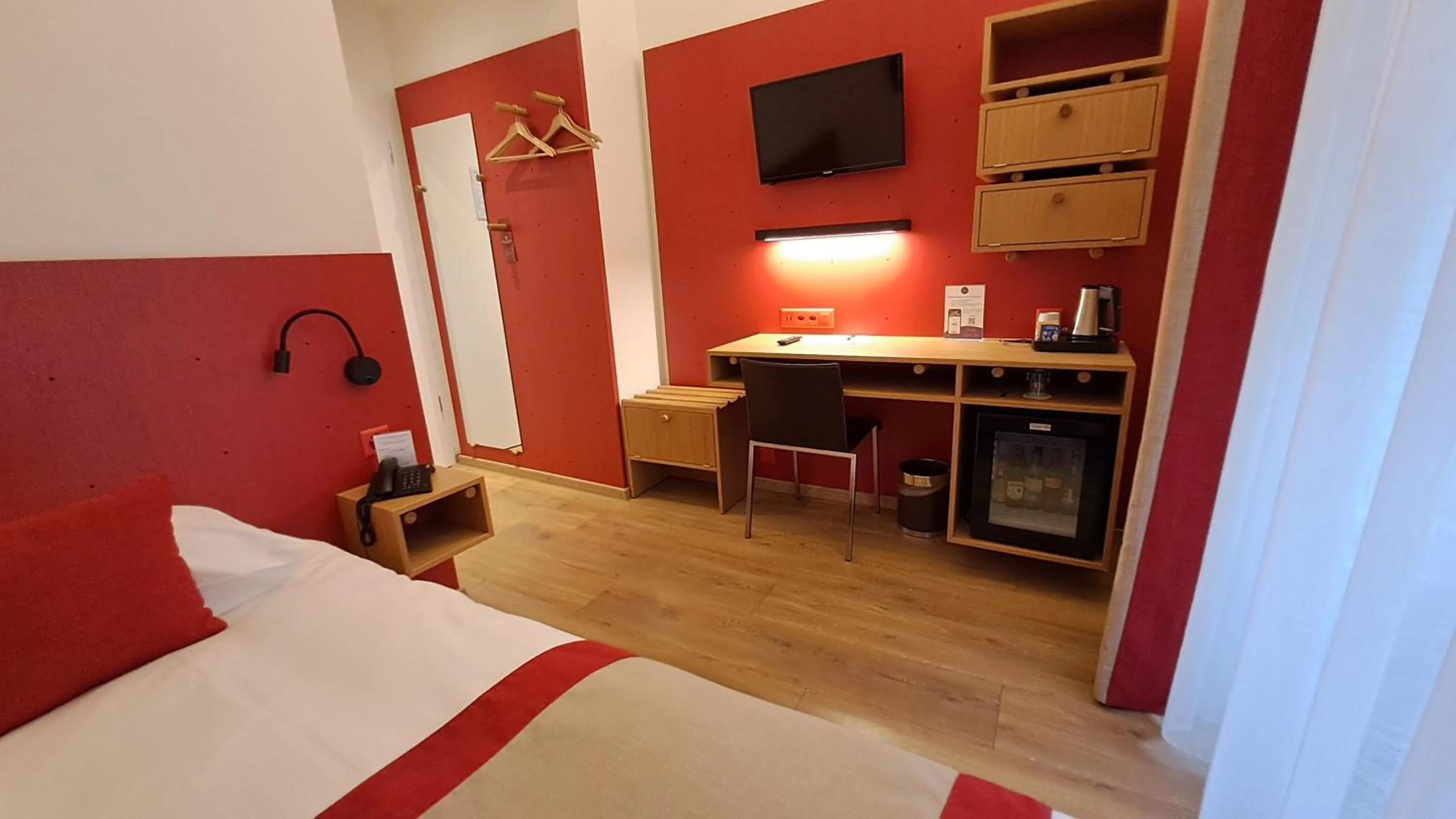 Bedroom, Bed in Hotel International & Terminus