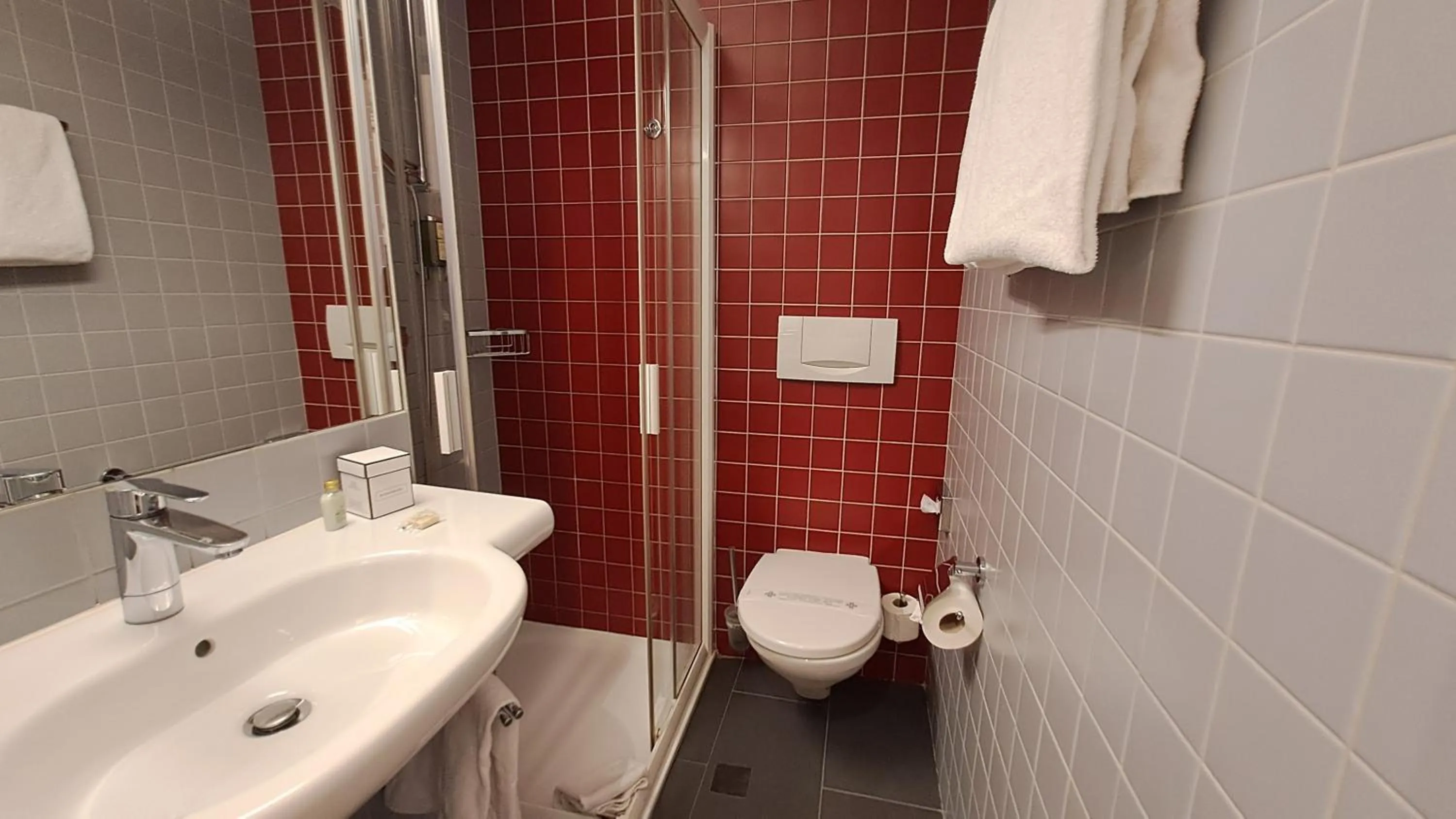 Shower in Hotel International & Terminus