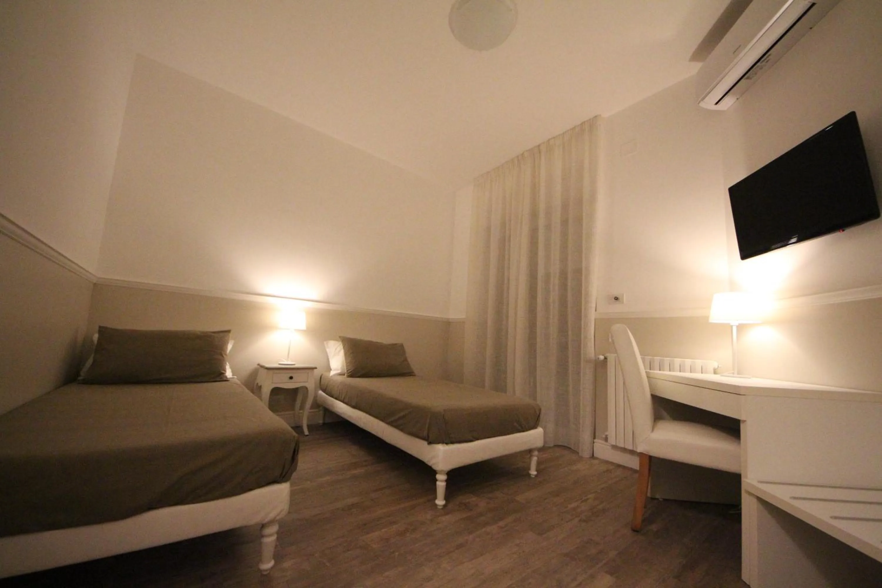 Photo of the whole room, Bed in Principe