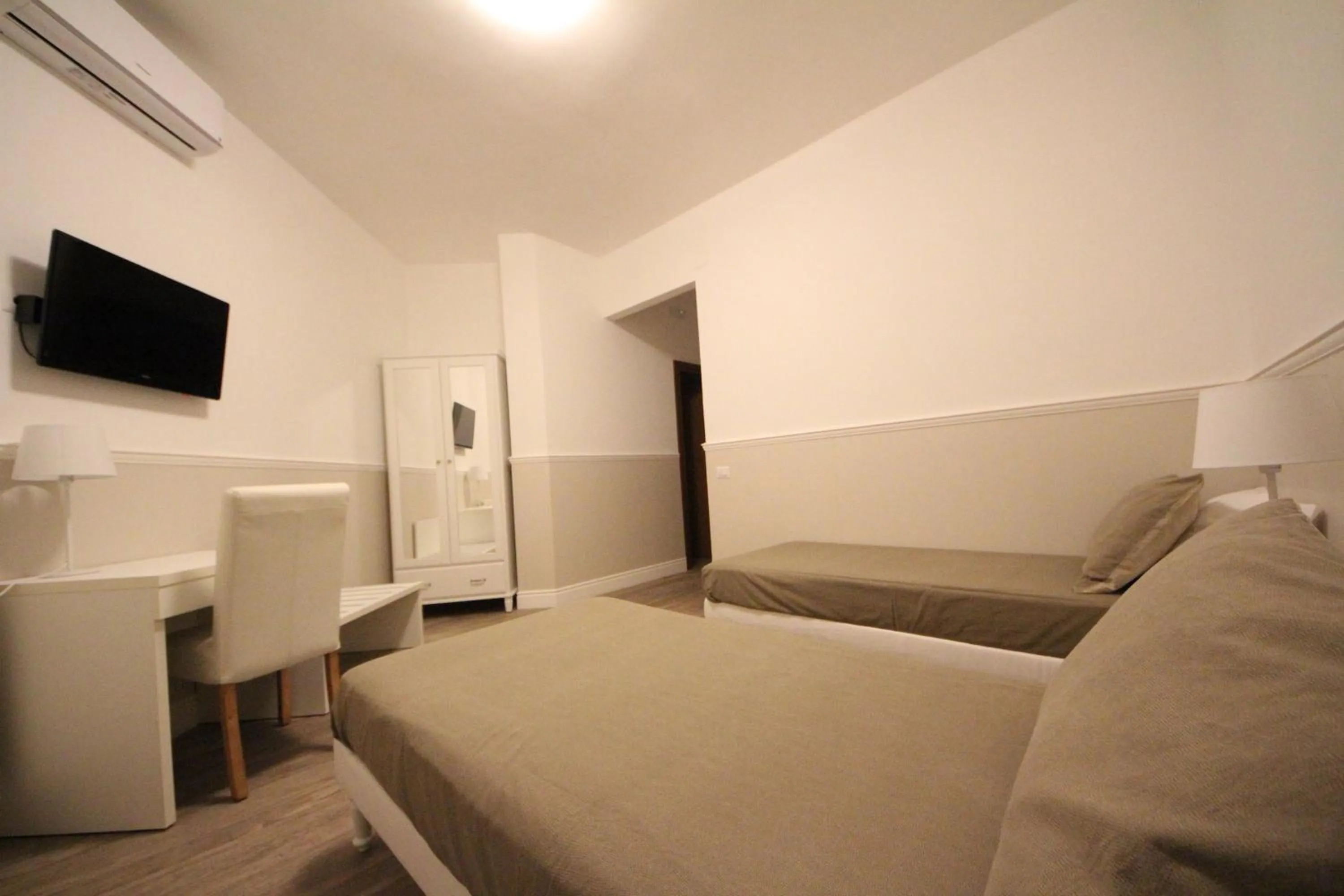 Photo of the whole room, Bed in Principe