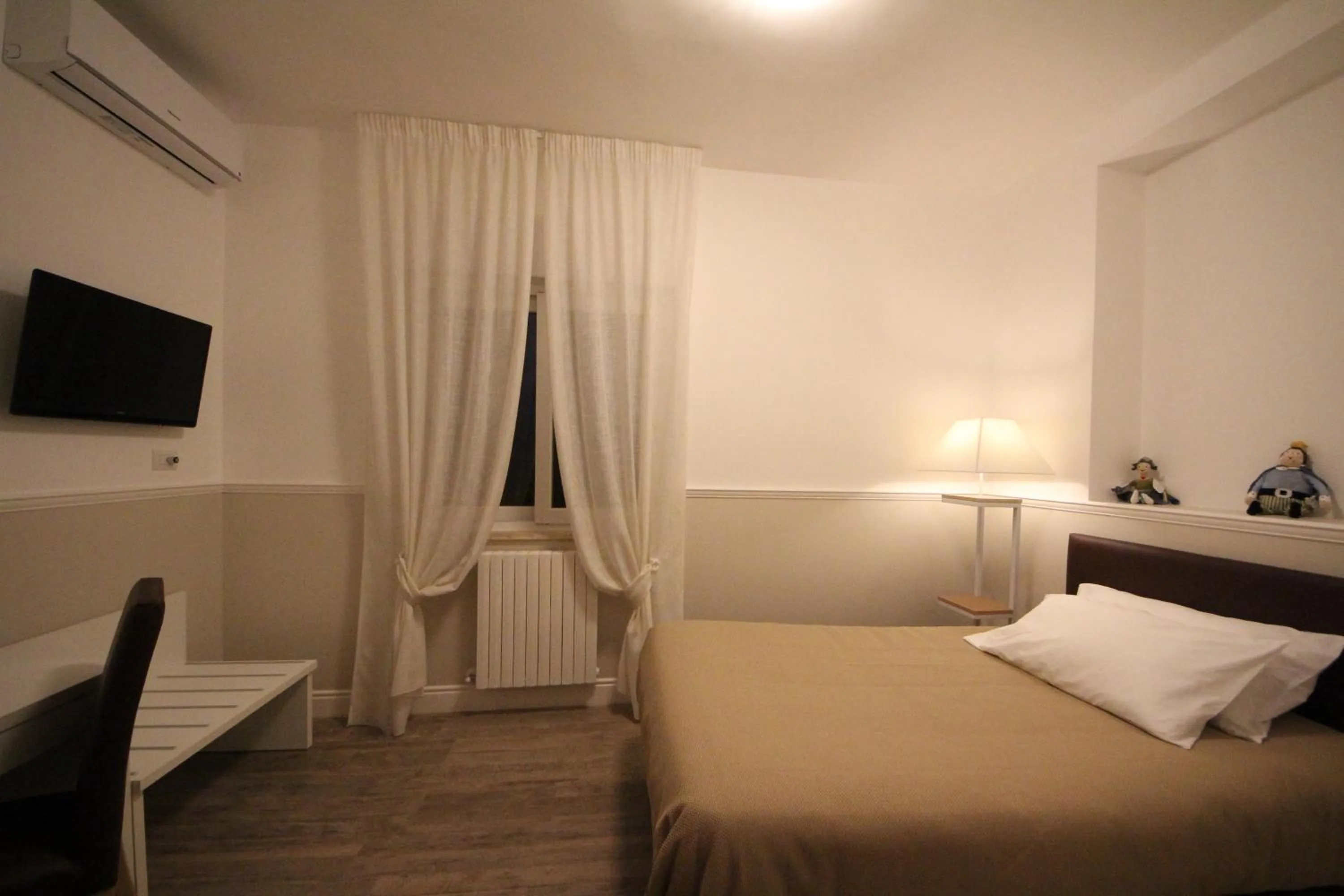 Photo of the whole room, Bed in Principe