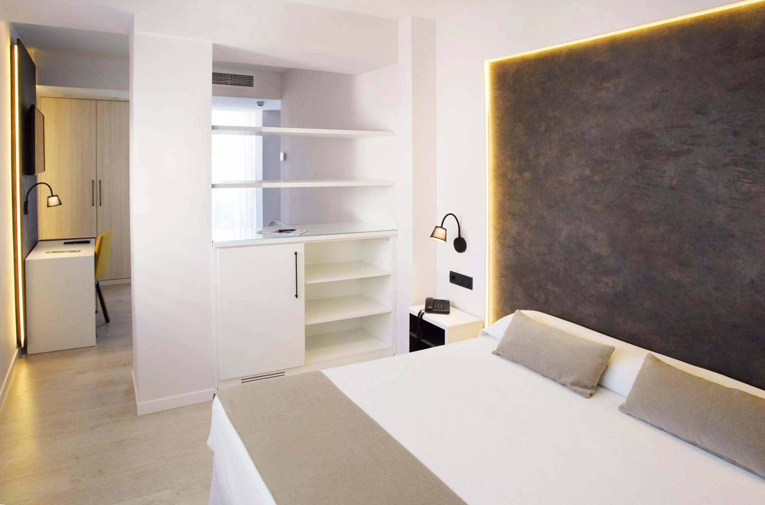 Photo of the whole room, Bed in Benidorm Centre - Adults Only