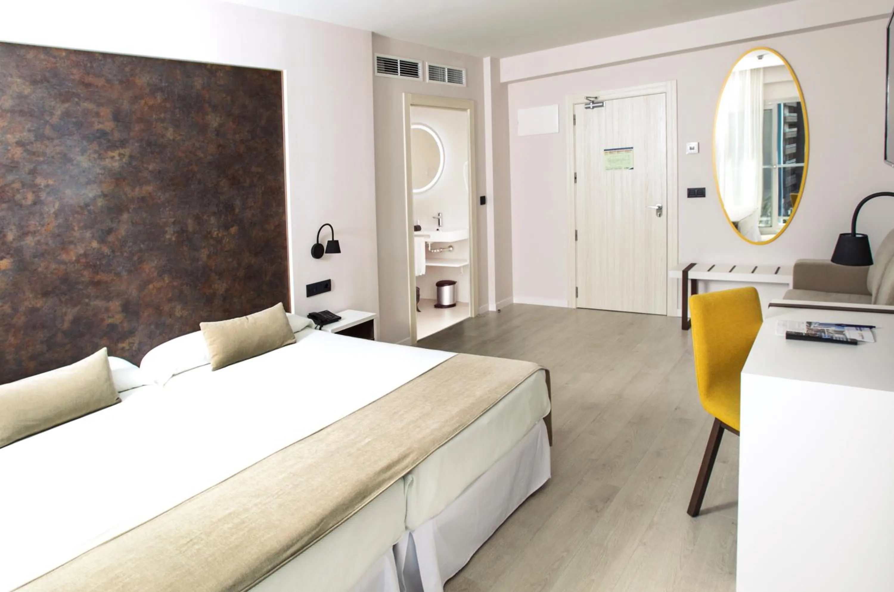 Photo of the whole room, Bed in Benidorm Centre - Adults Only