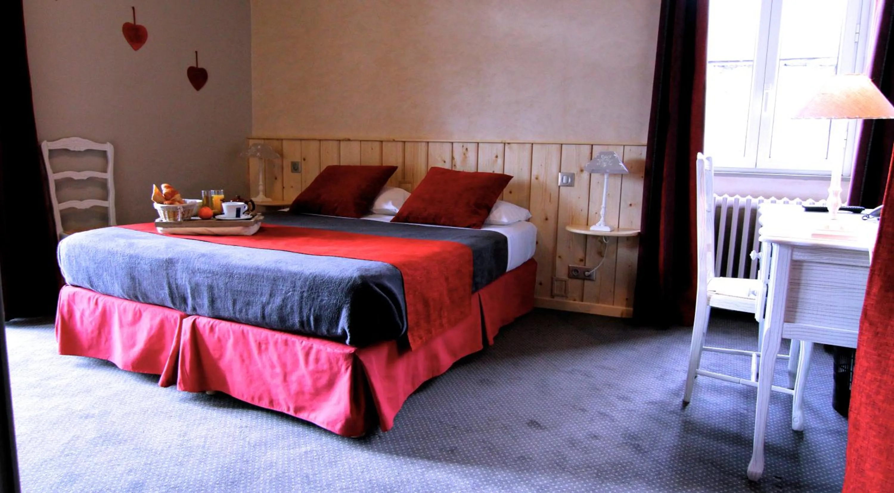 Photo of the whole room, Bed in Auberge Le Cabaliros
