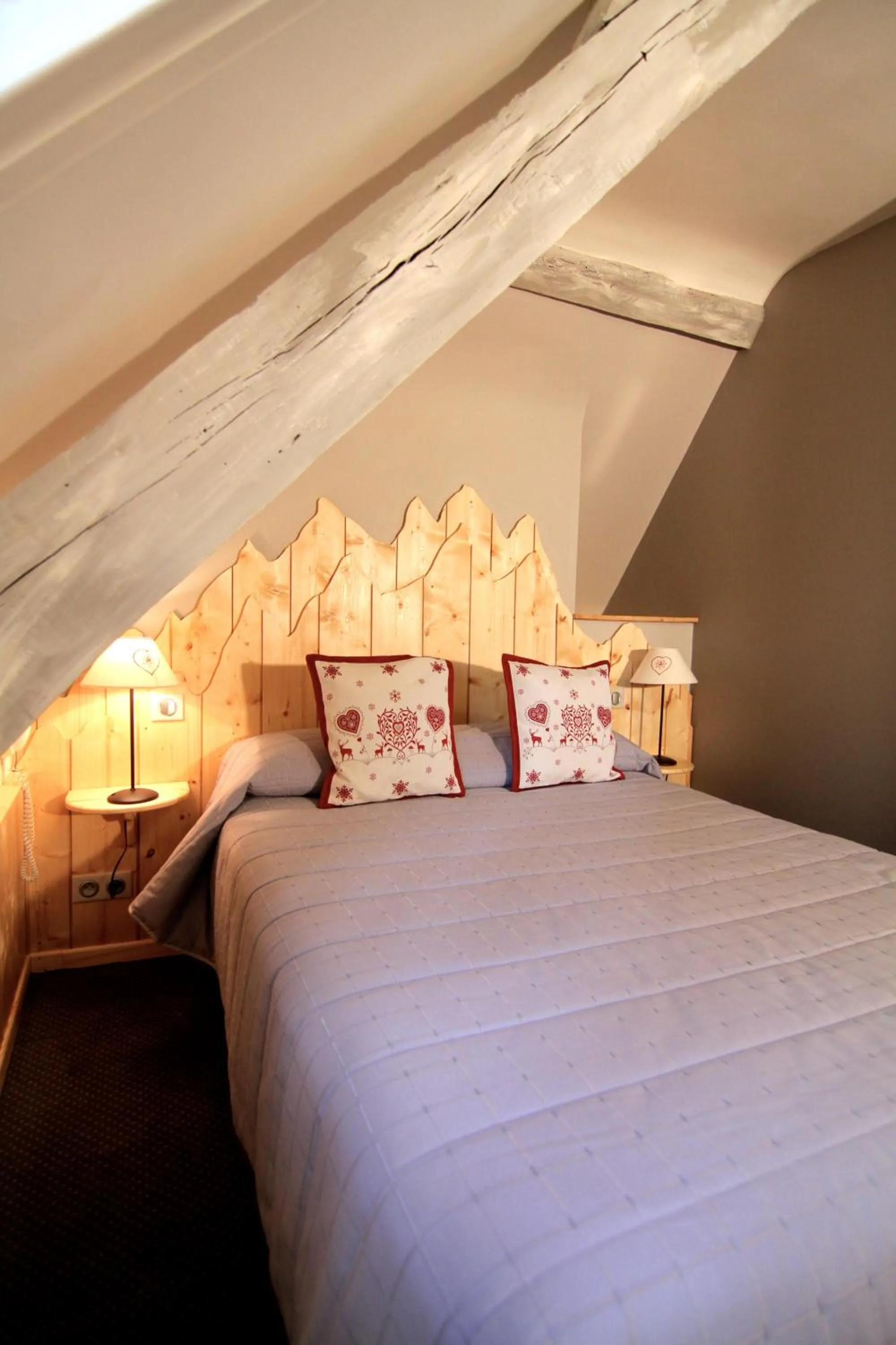 Photo of the whole room, Bed in Auberge Le Cabaliros