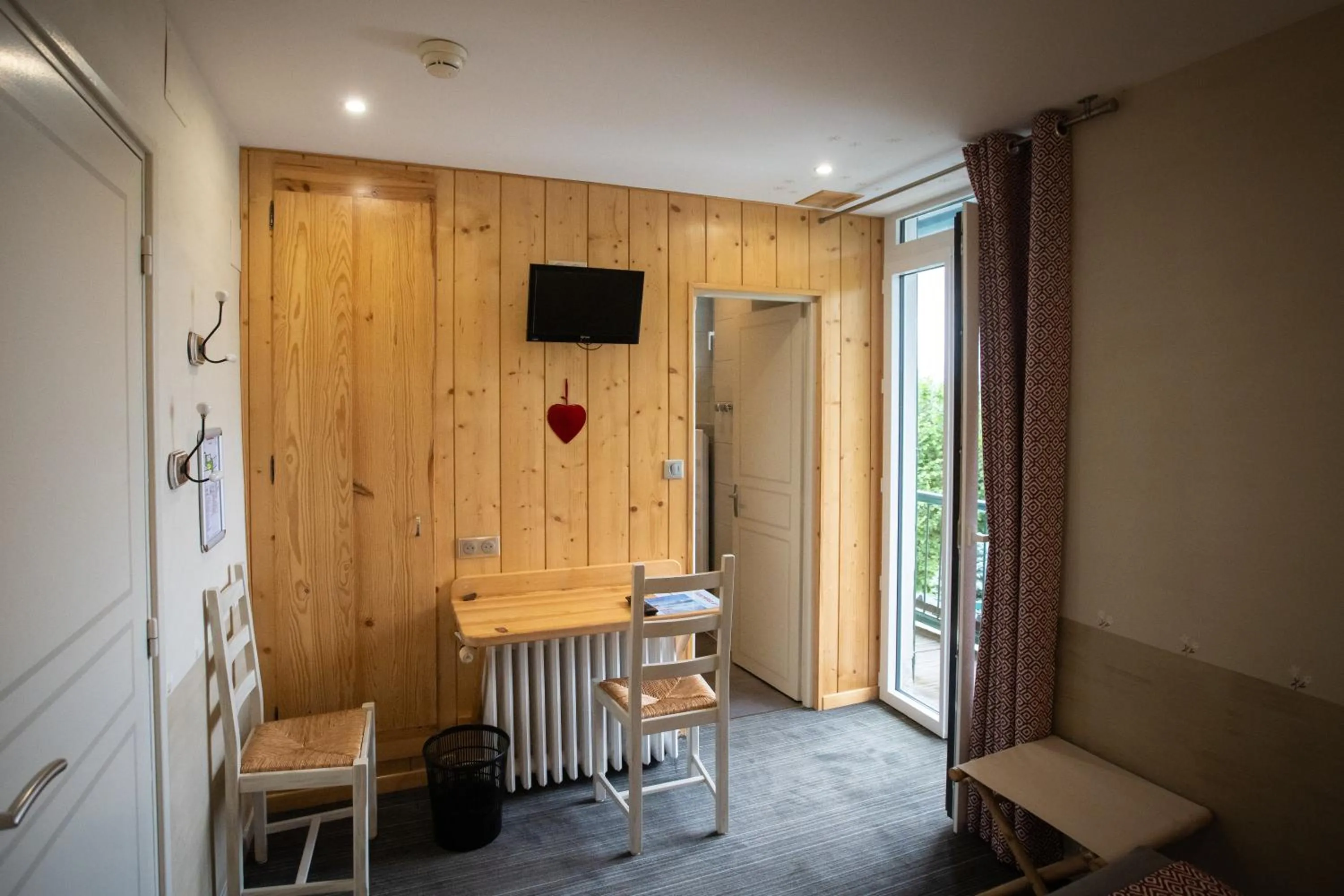 Bedroom in Auberge Le Cabaliros