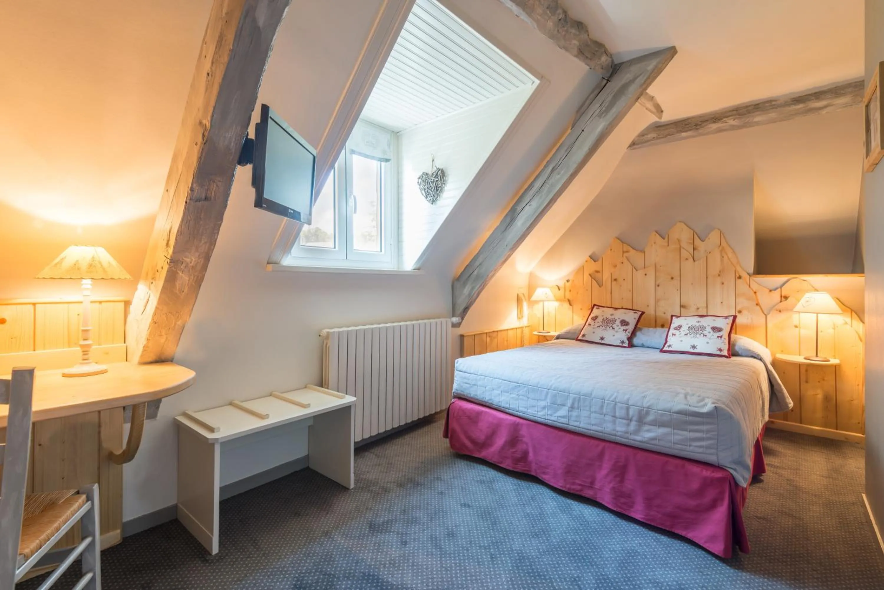 Photo of the whole room, Bed in Auberge Le Cabaliros