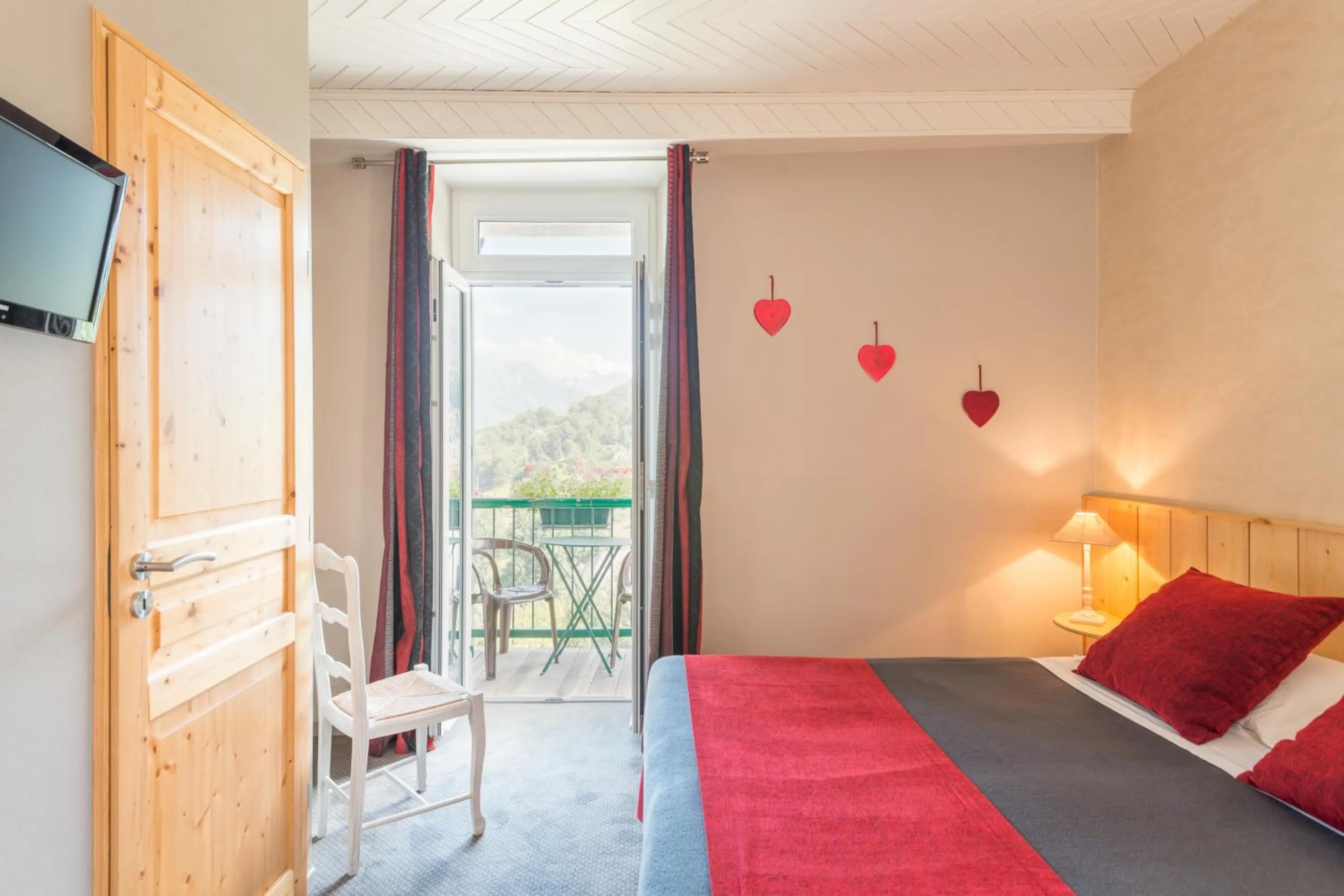 Photo of the whole room, Bed in Auberge Le Cabaliros