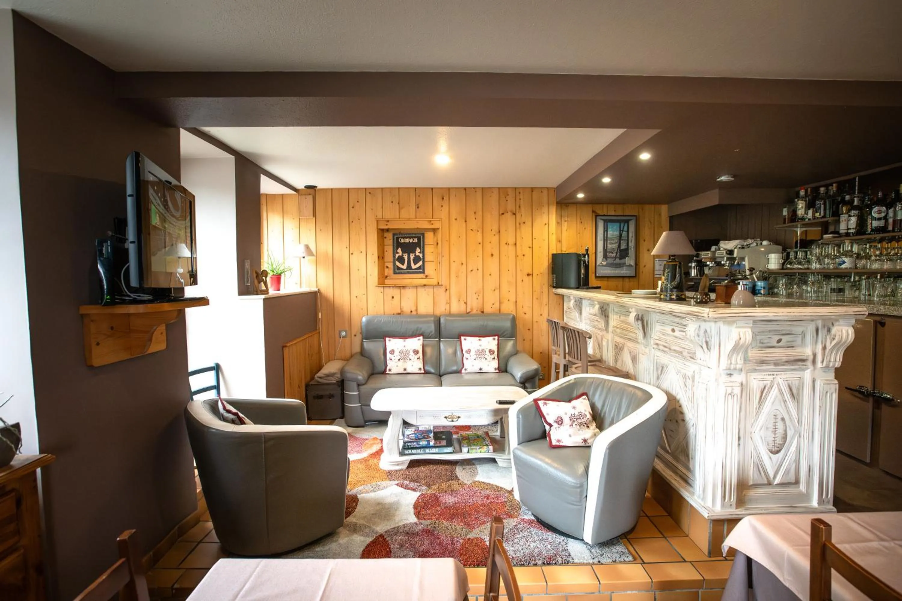 Communal lounge/ TV room in Auberge Le Cabaliros
