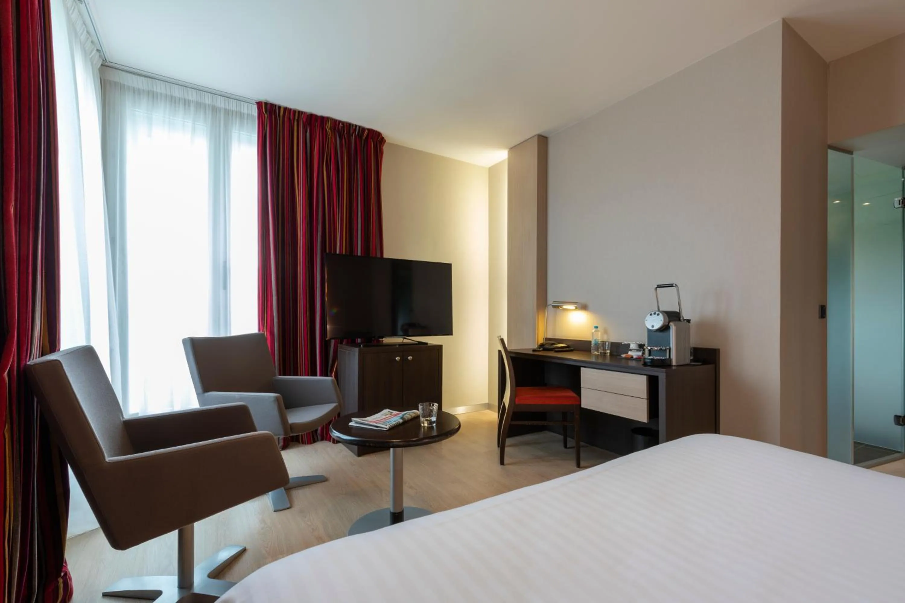 Bedroom, Bed in Hôtel Oceania Brest