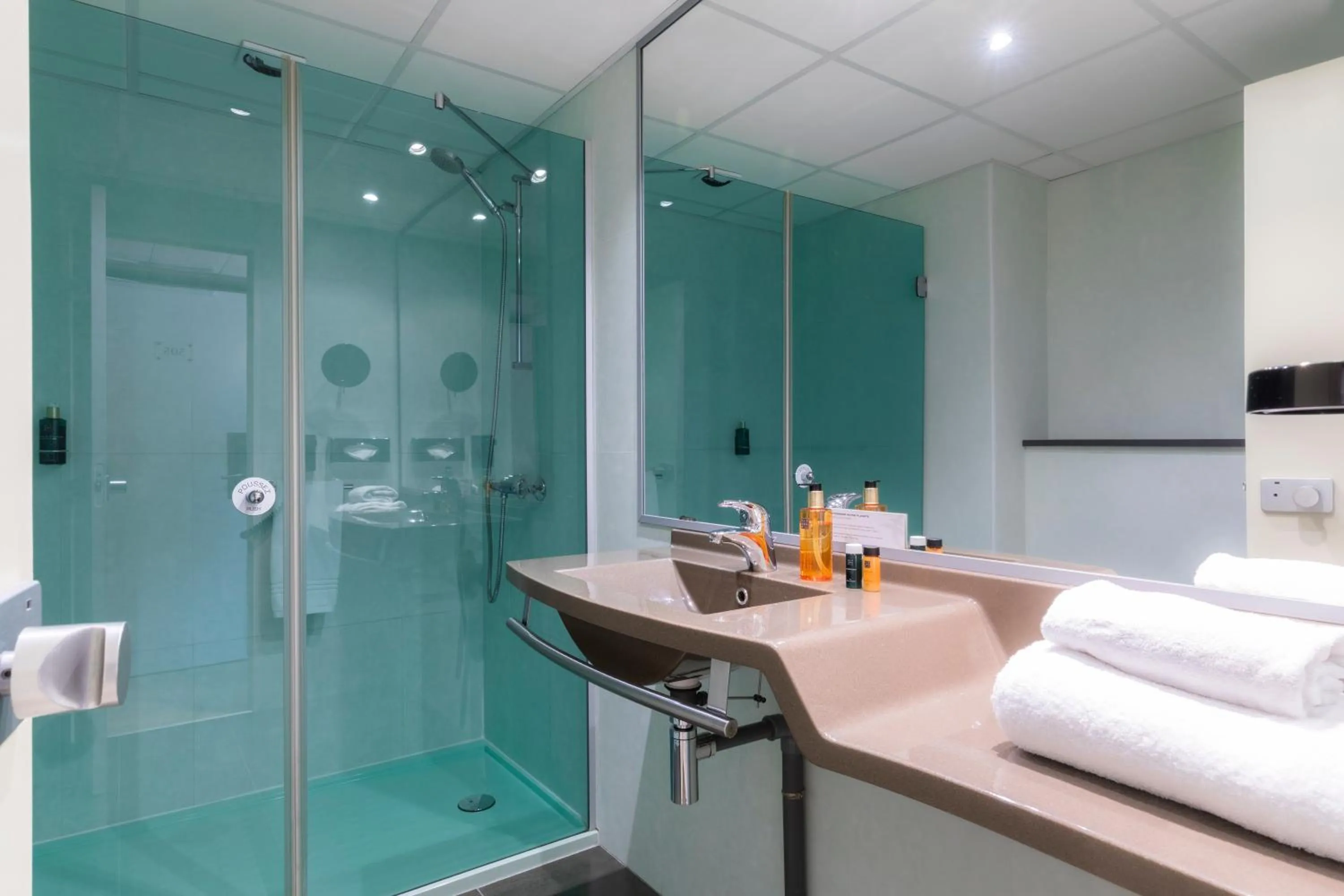 Bathroom in Hôtel Oceania Brest