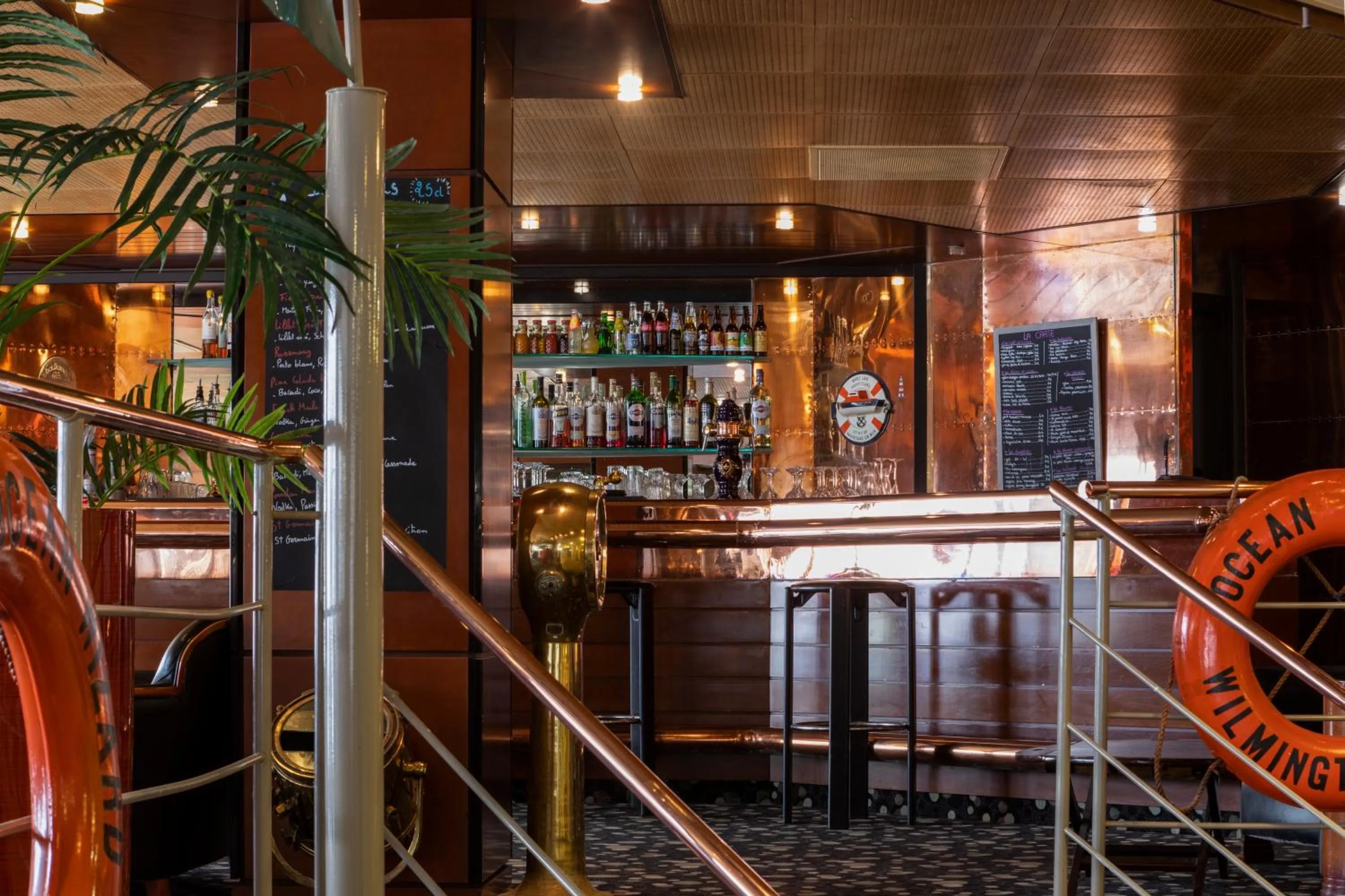 Lounge or bar in Hôtel Oceania Brest