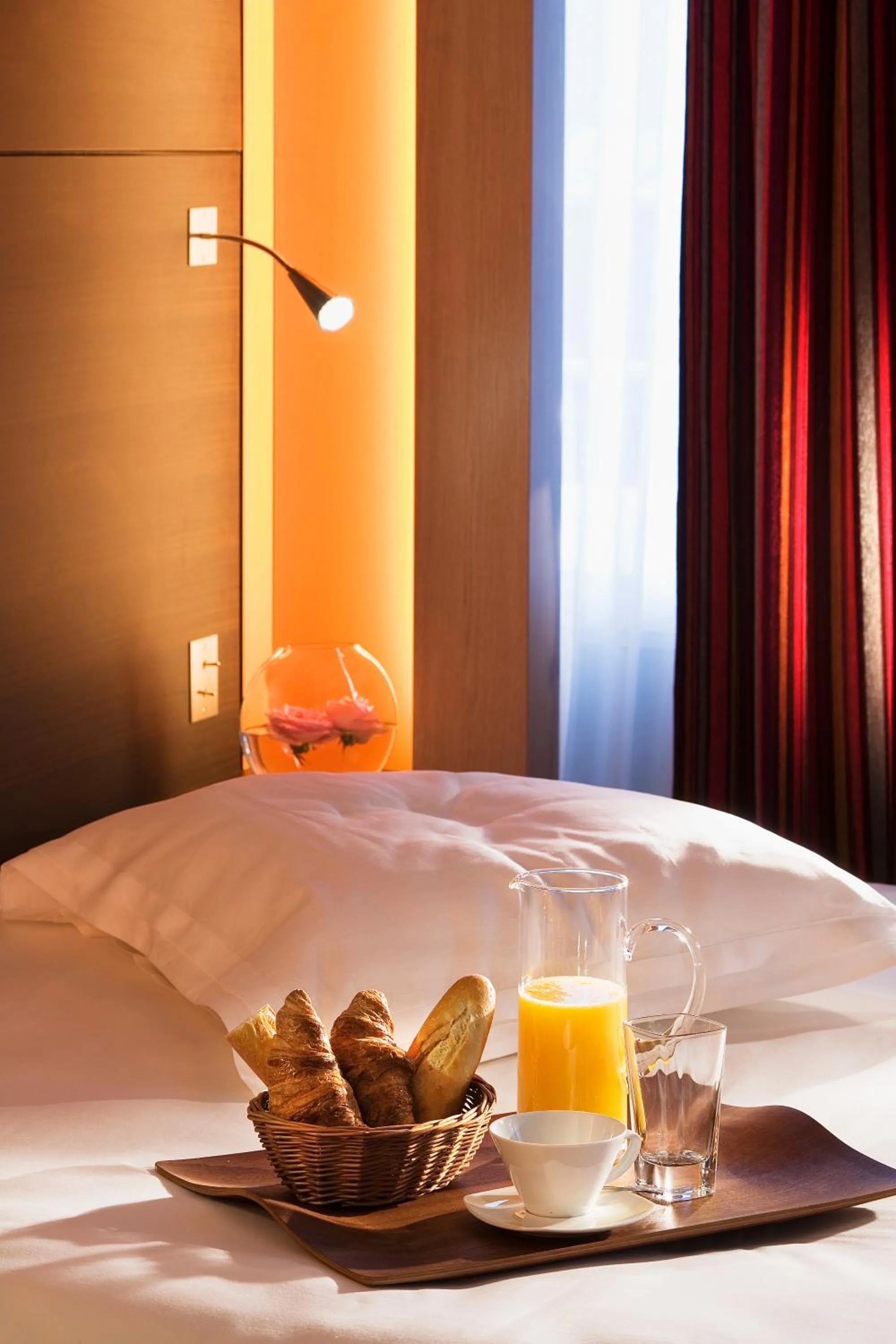 Bedroom, Bed in Hôtel Oceania Brest