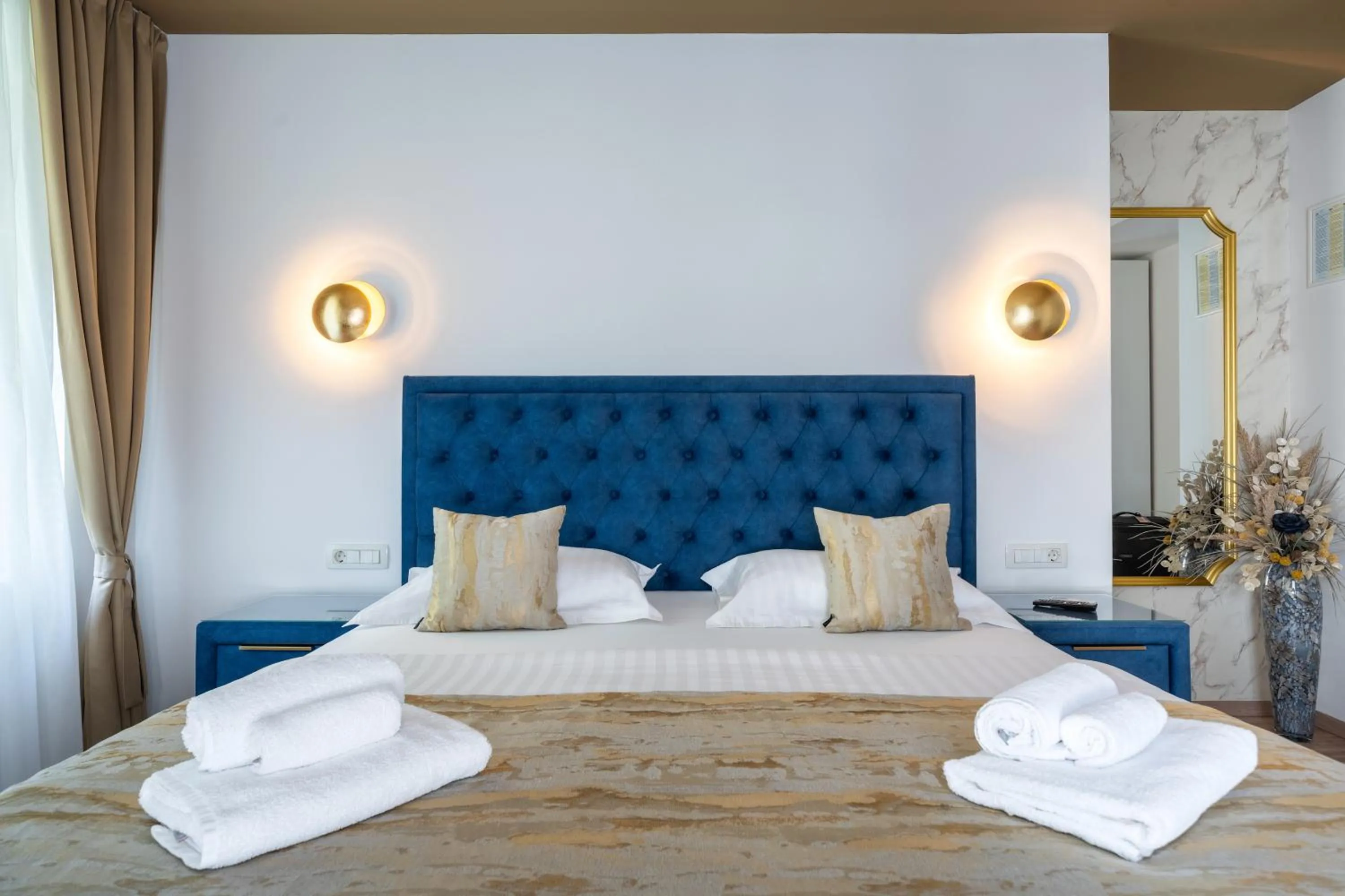 Bed in Luxury Rooms Floramye