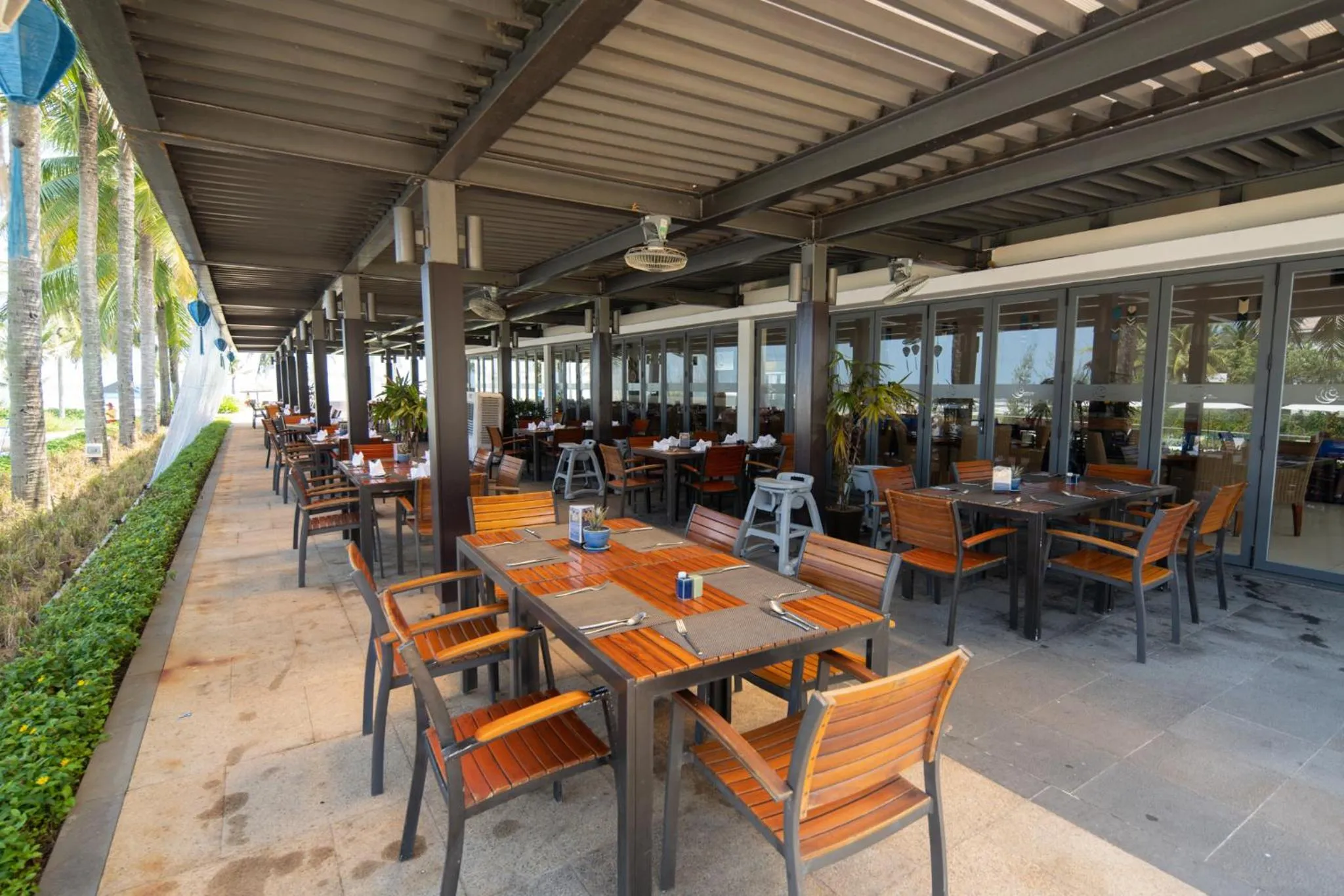 Restaurant/places to eat in Villa Tourane