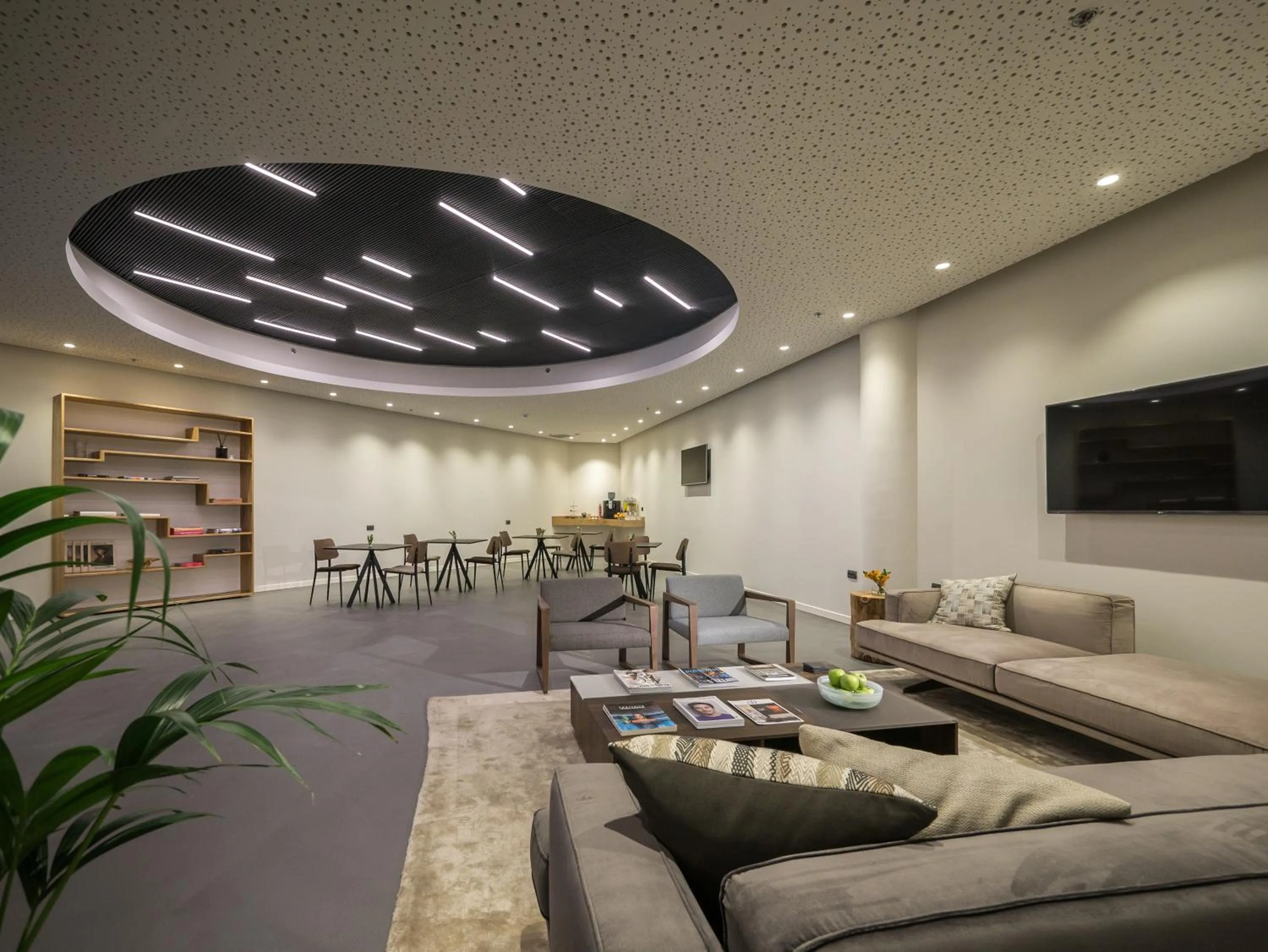 Communal lounge/ TV room in La Cappella Business Boutique Hotel