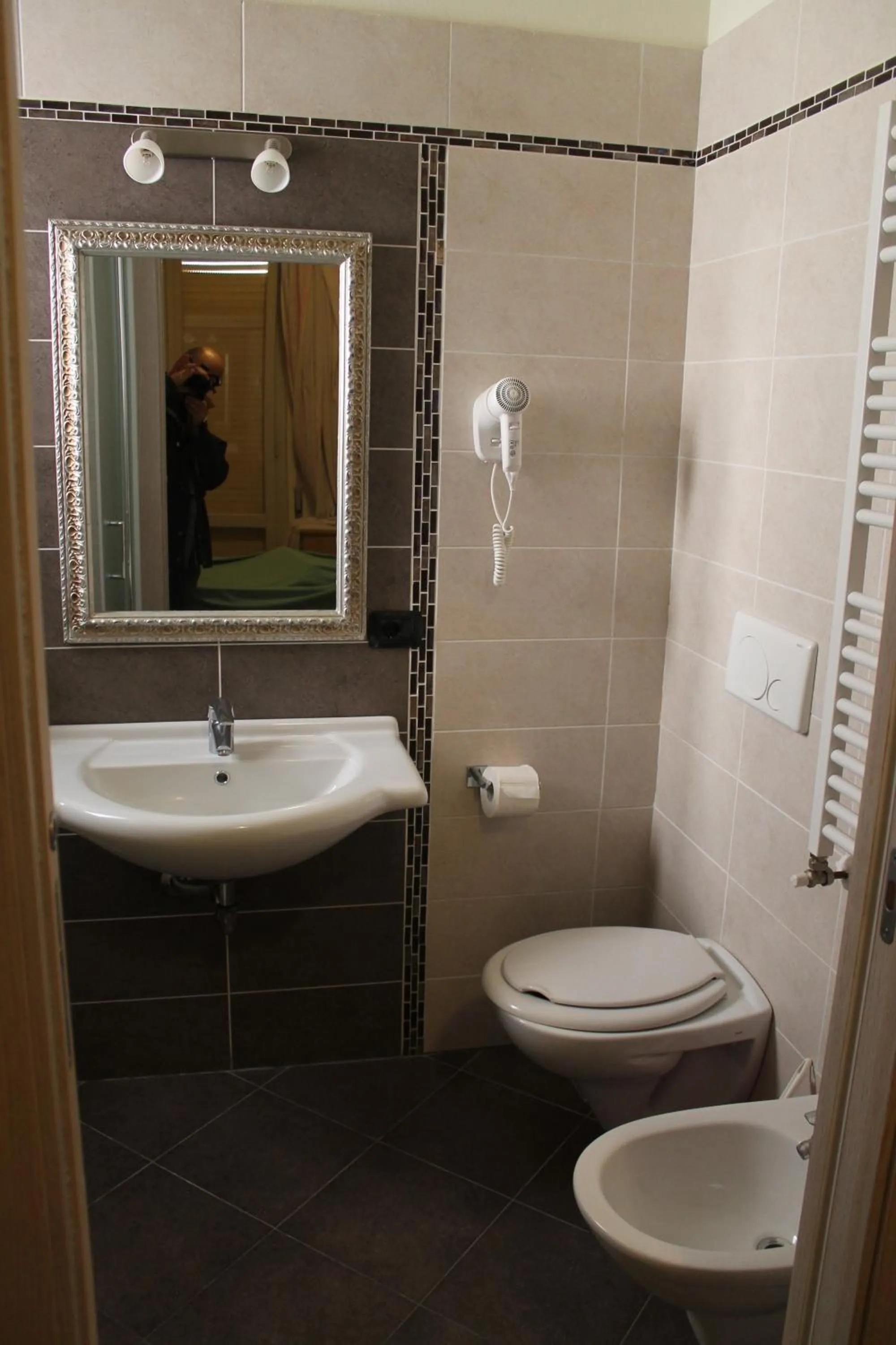 Shower in Hotel Oblio