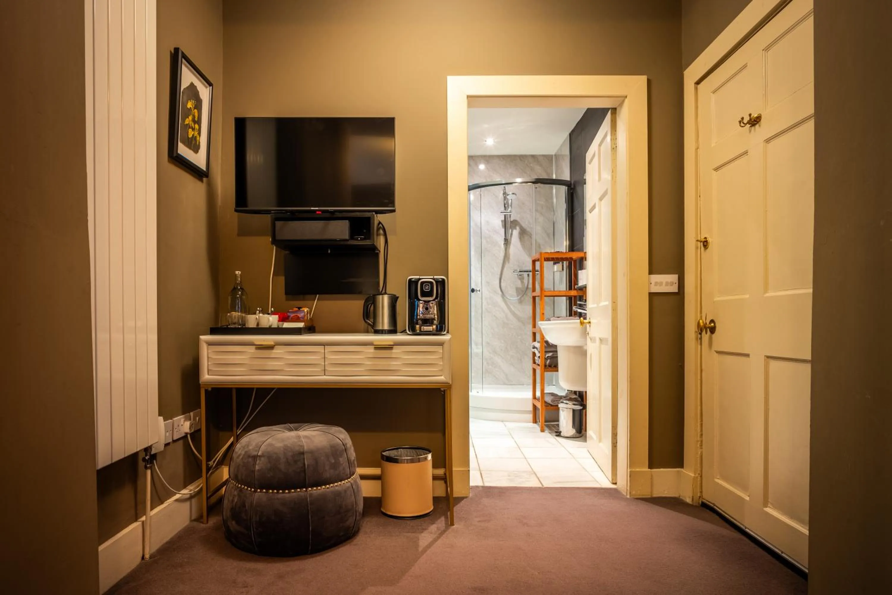 Six Brunton Place Guest House